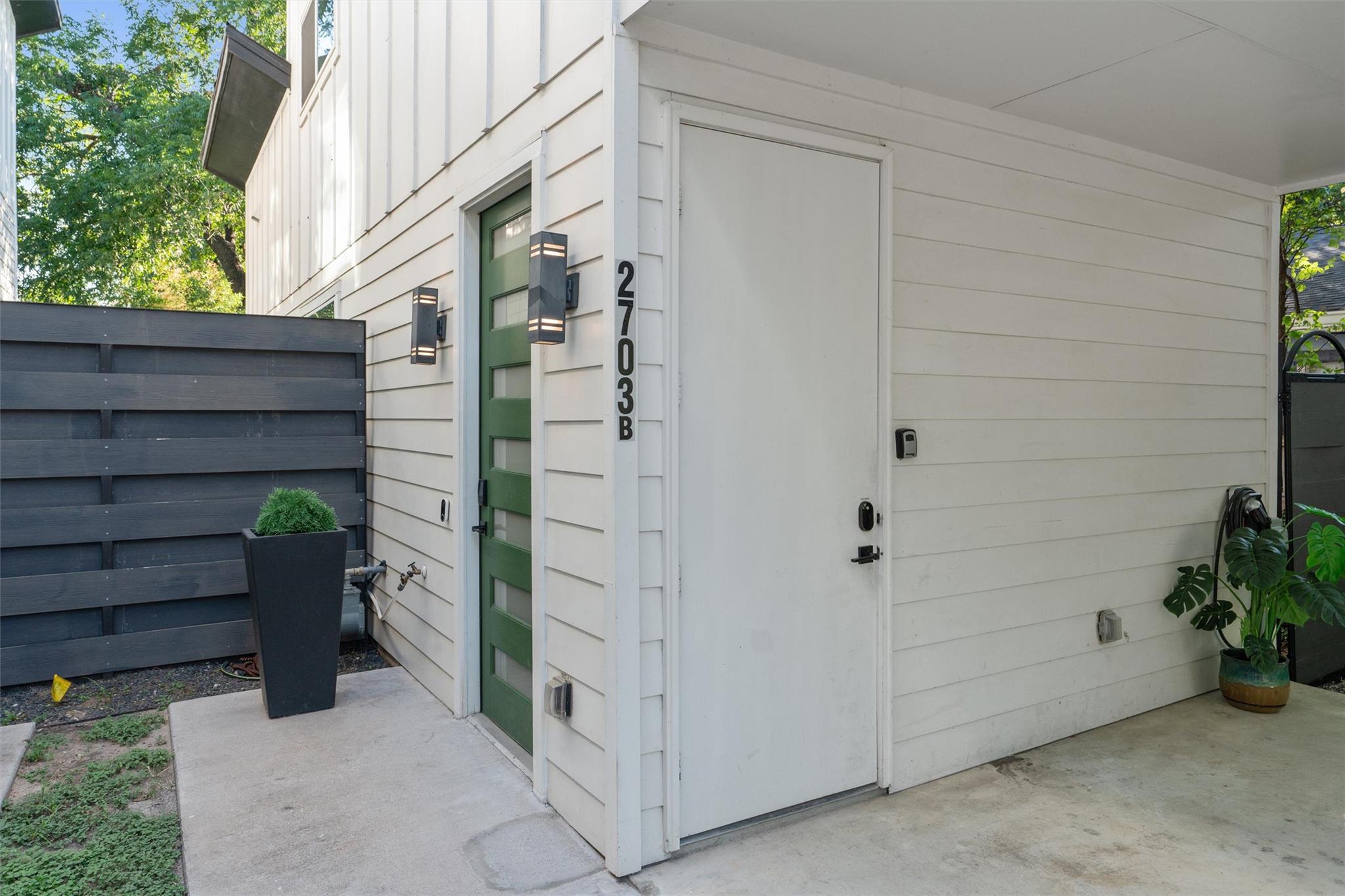 2703 E 3rd St #2 Property Photo 6