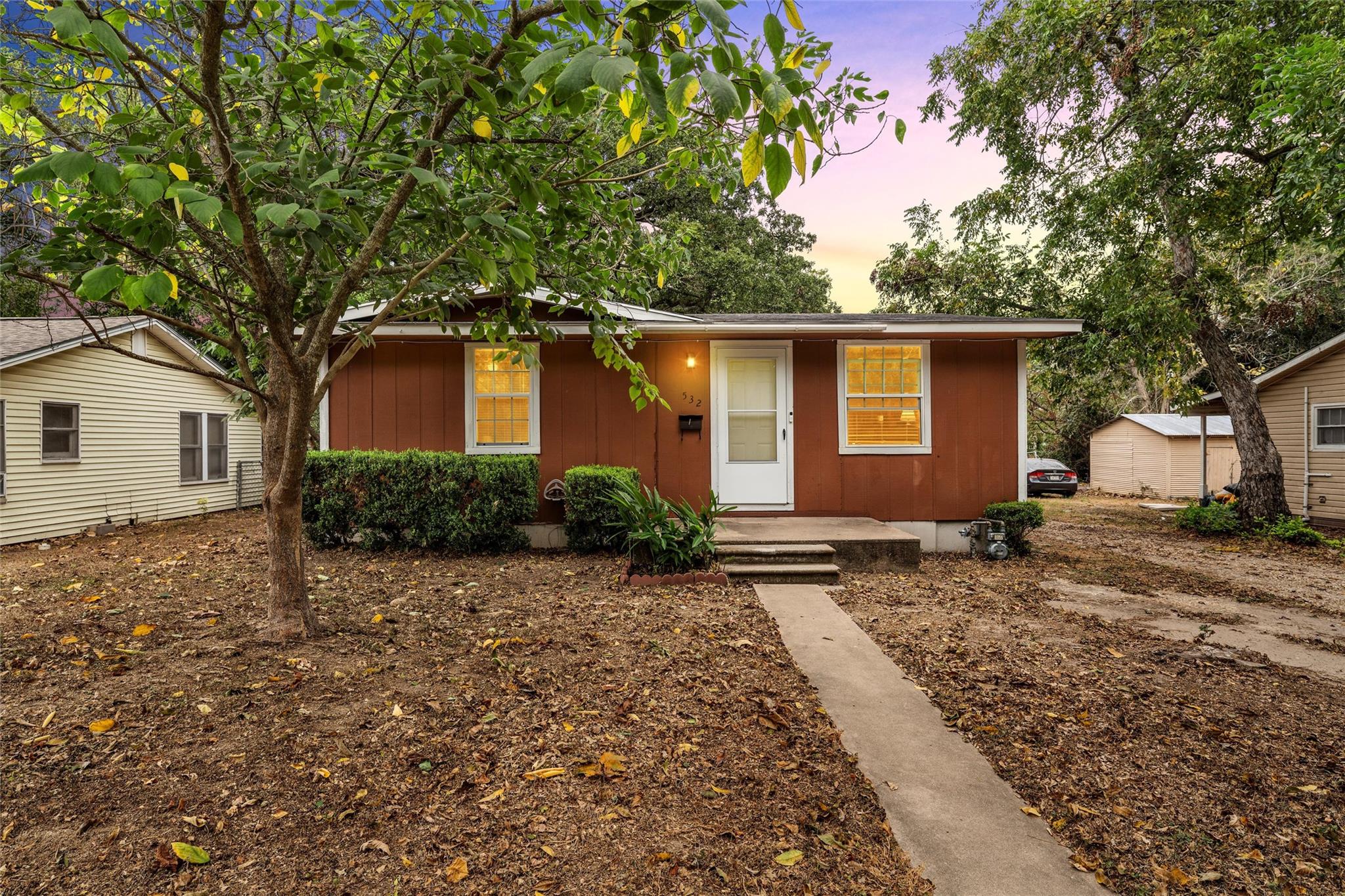 532 College St Property Photo 1