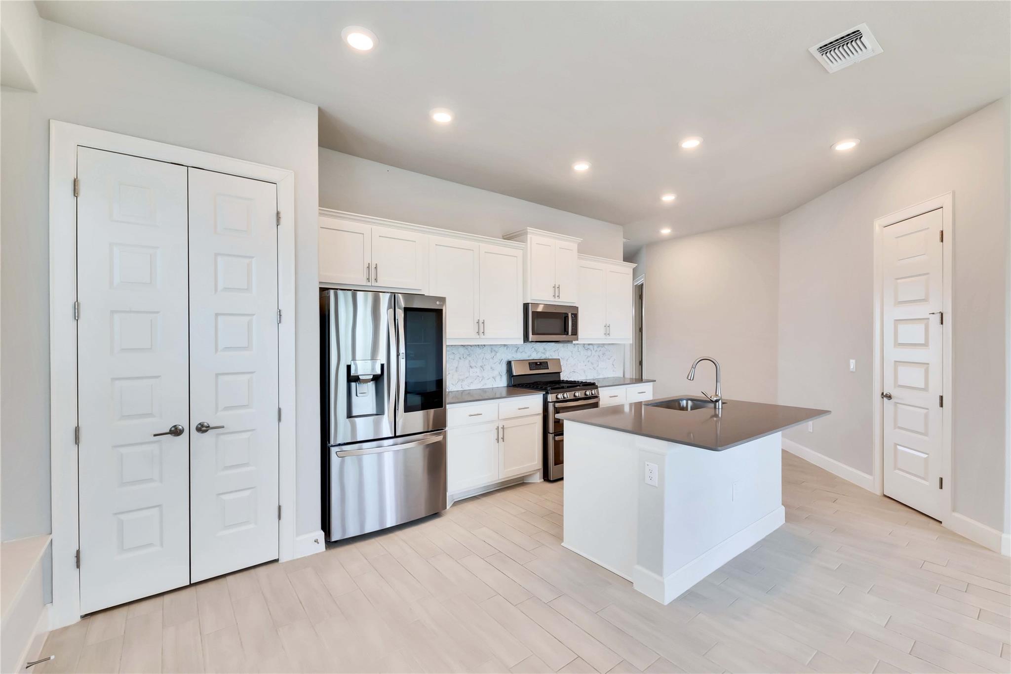 12616 Stanford Dr Property Photo 4