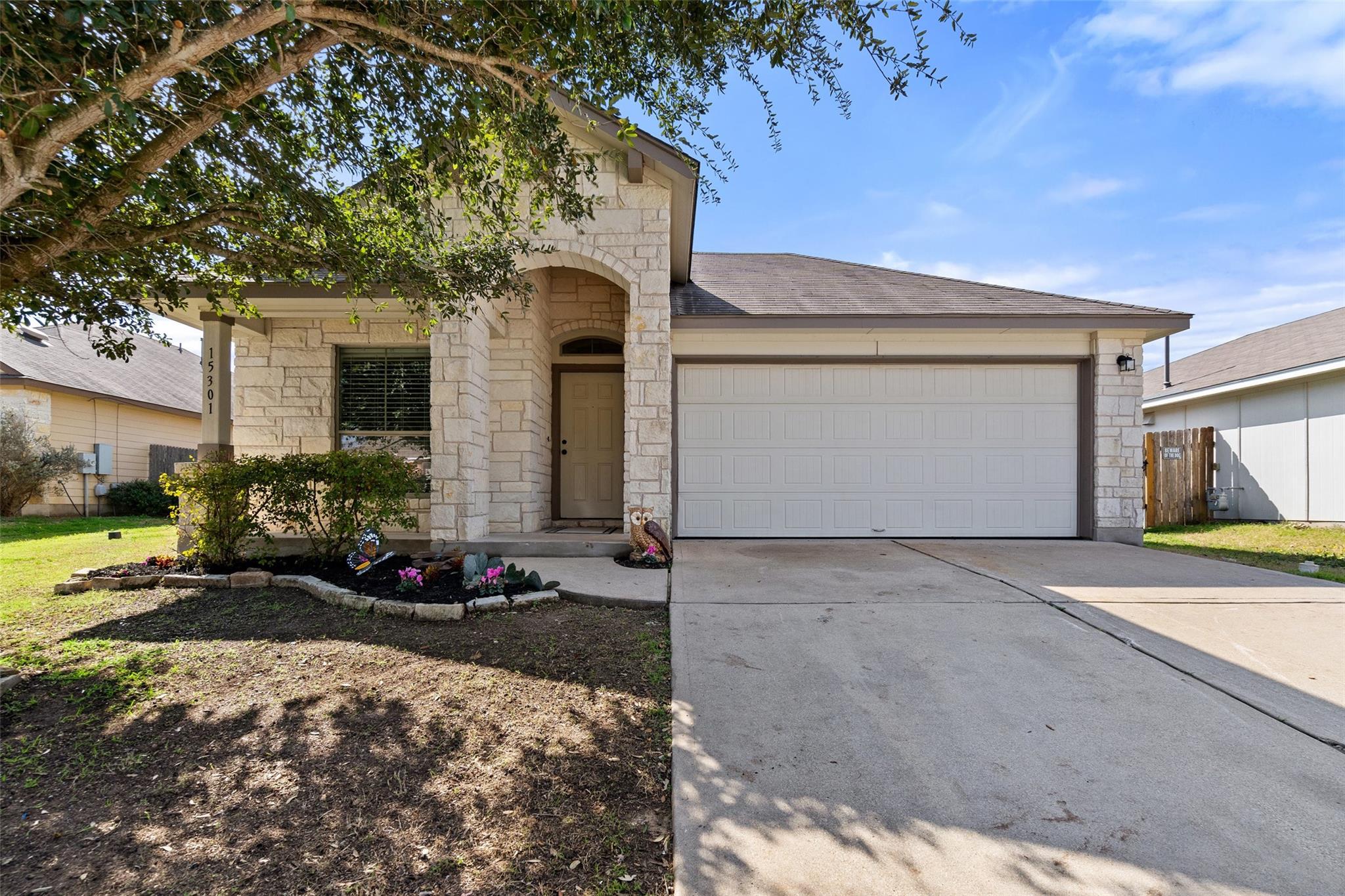 15301 Lucian St Property Photo 2