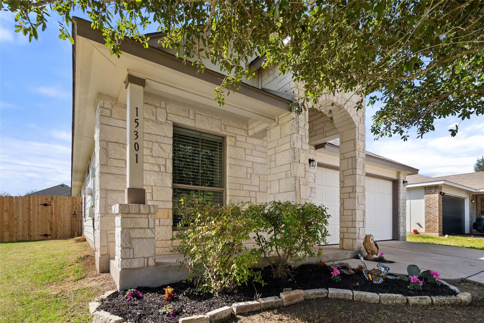 15301 Lucian St Property Photo 3