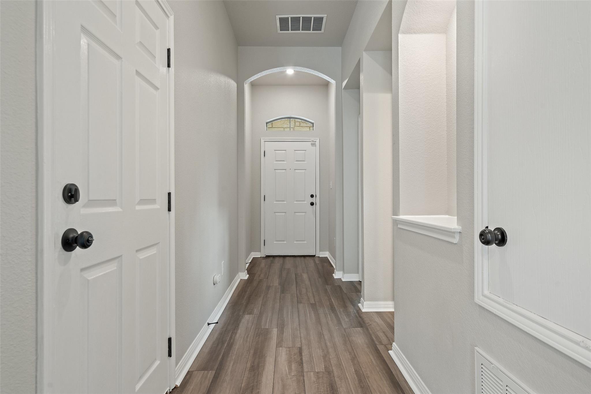 15301 Lucian St Property Photo 4