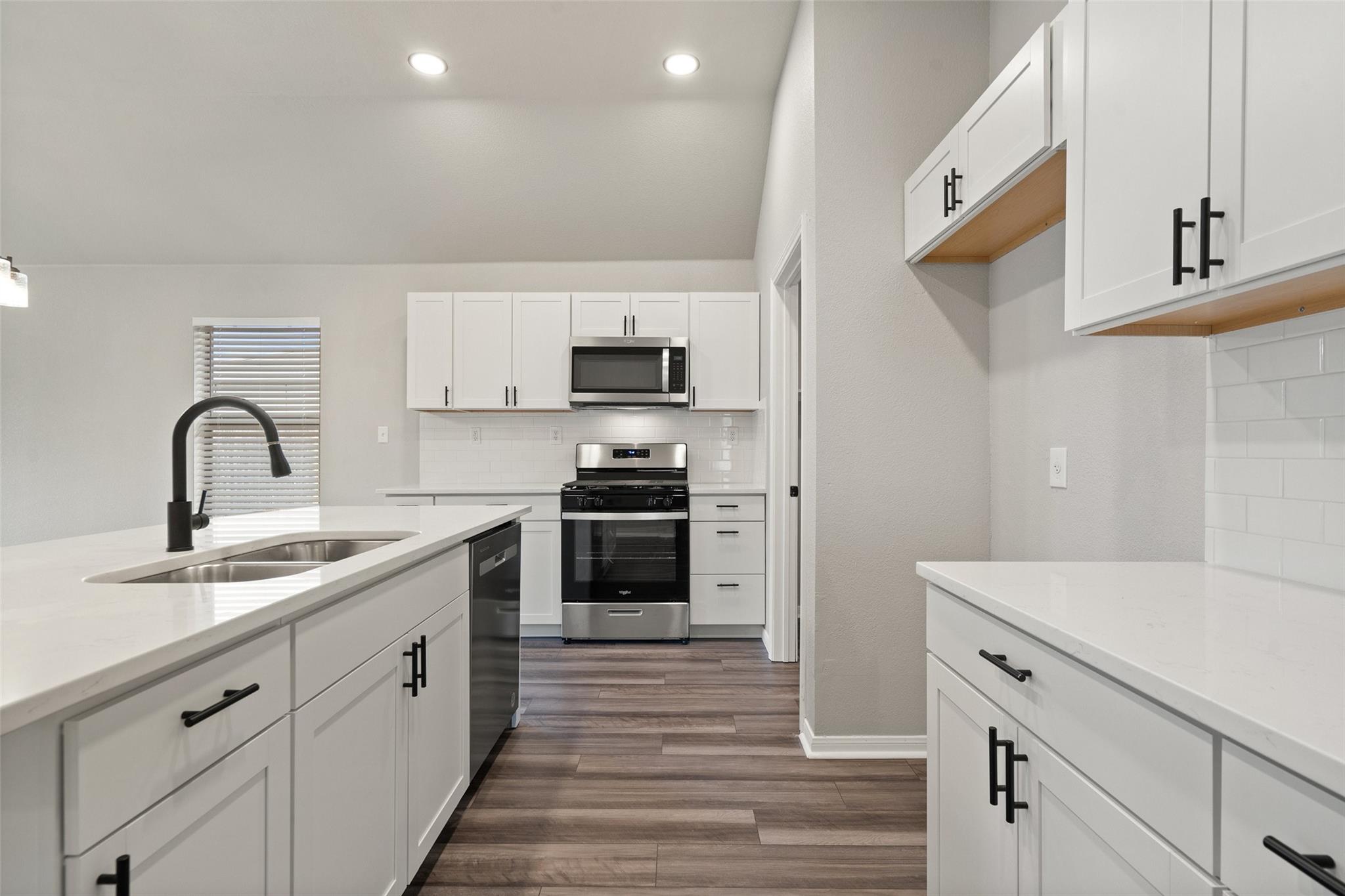 15301 Lucian St Property Photo 7
