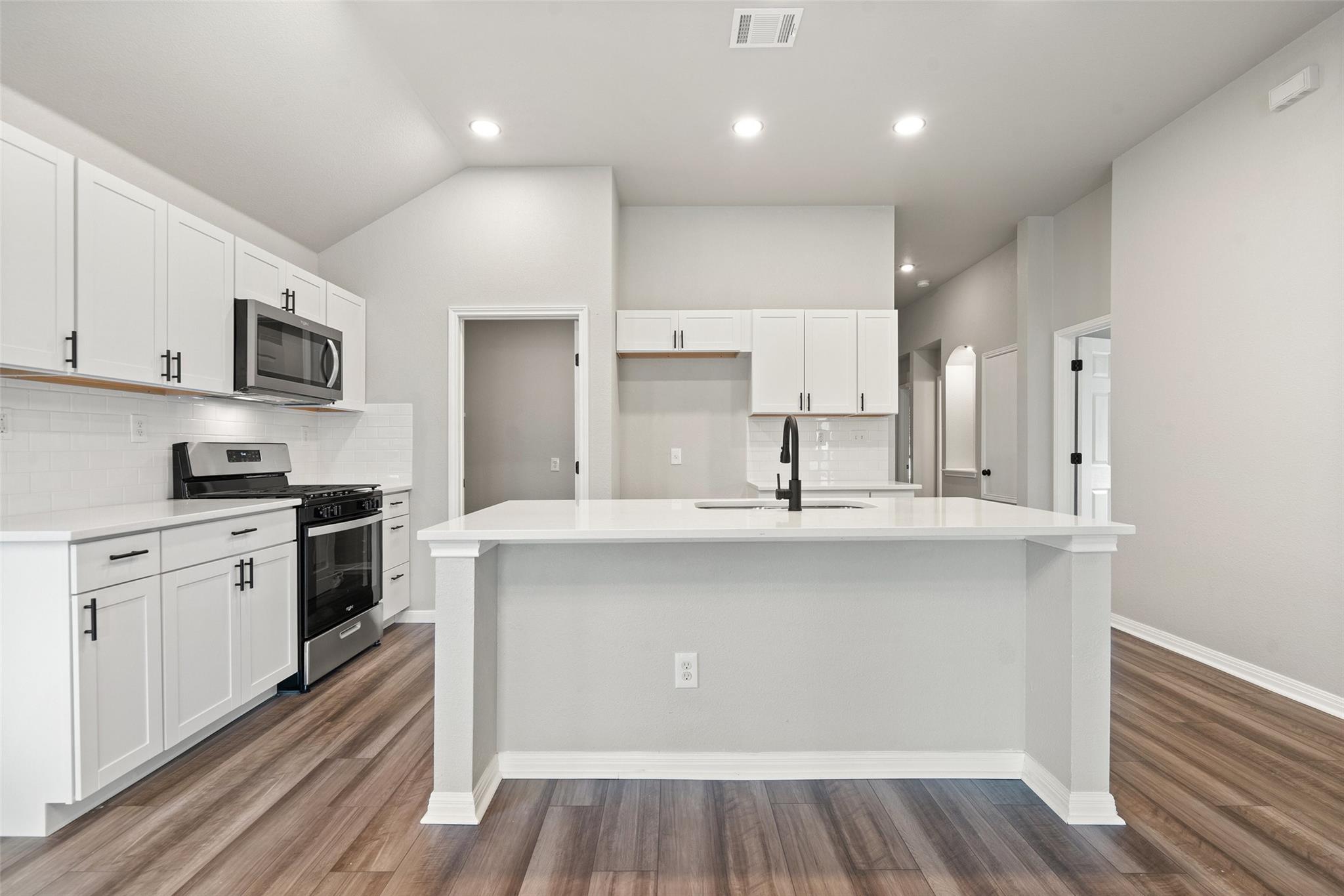 15301 Lucian St Property Photo 8