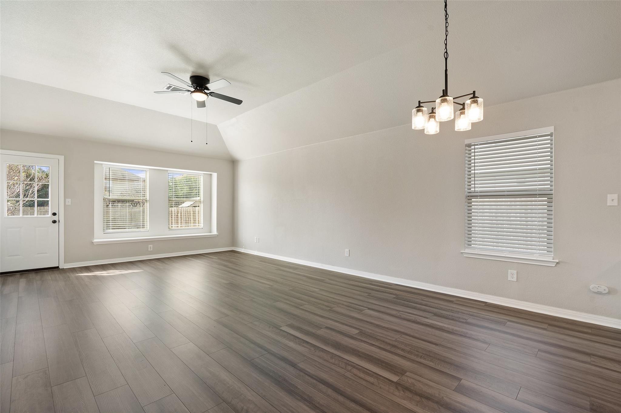 15301 Lucian St Property Photo 9