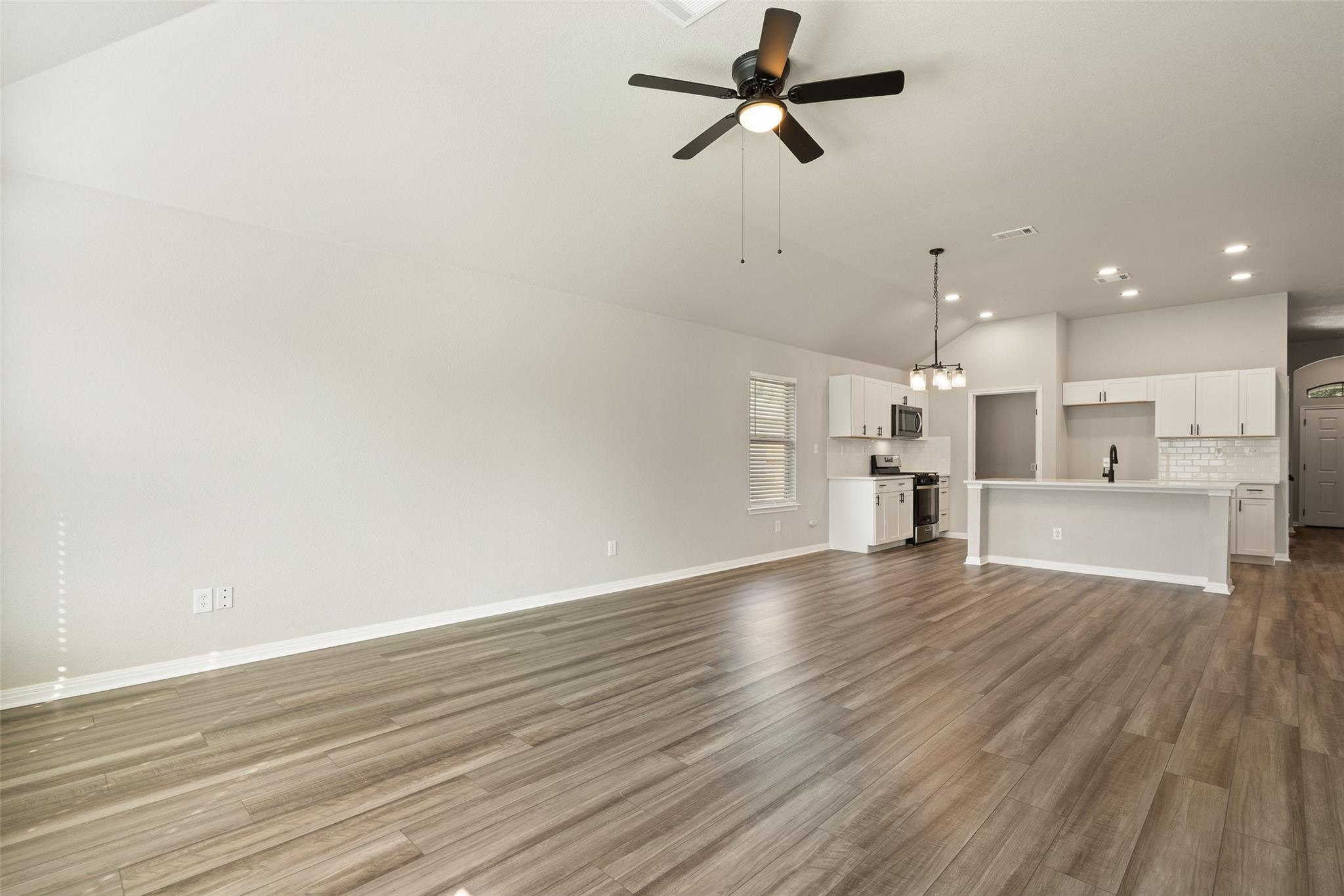 15301 Lucian St Property Photo 10