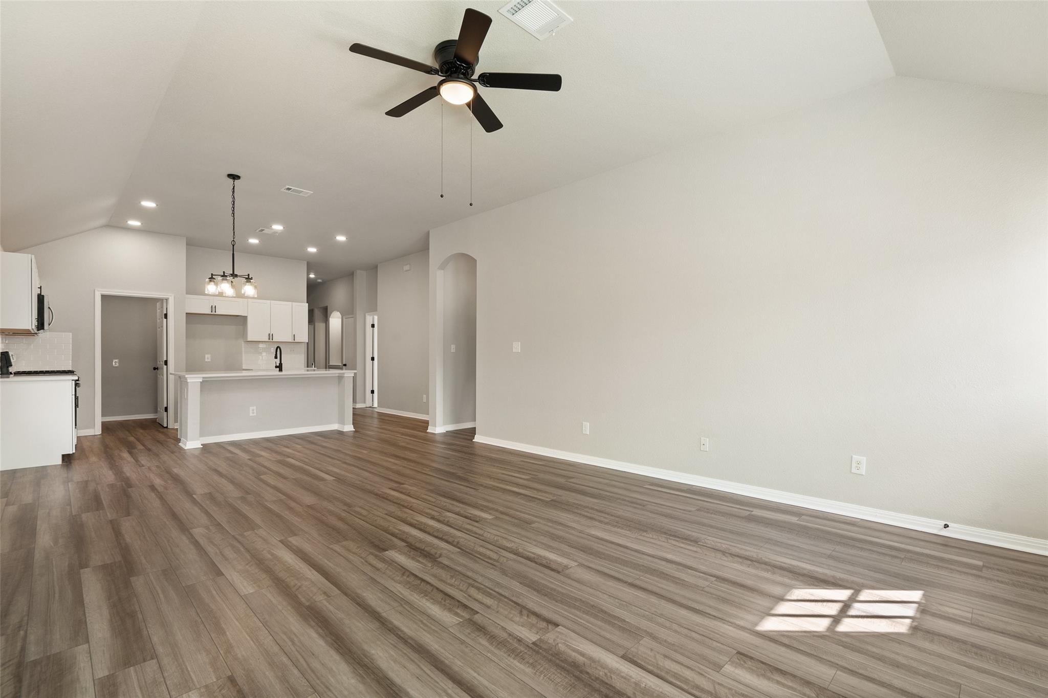 15301 Lucian St Property Photo 11