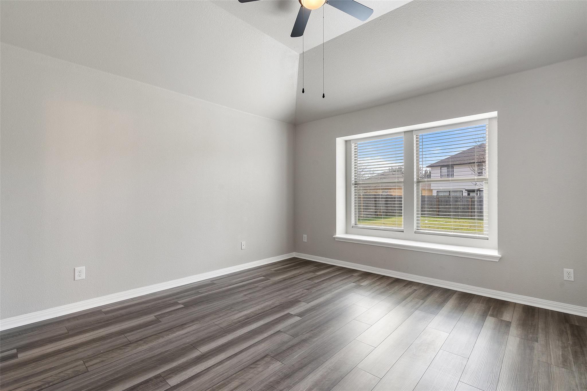 15301 Lucian St Property Photo 12