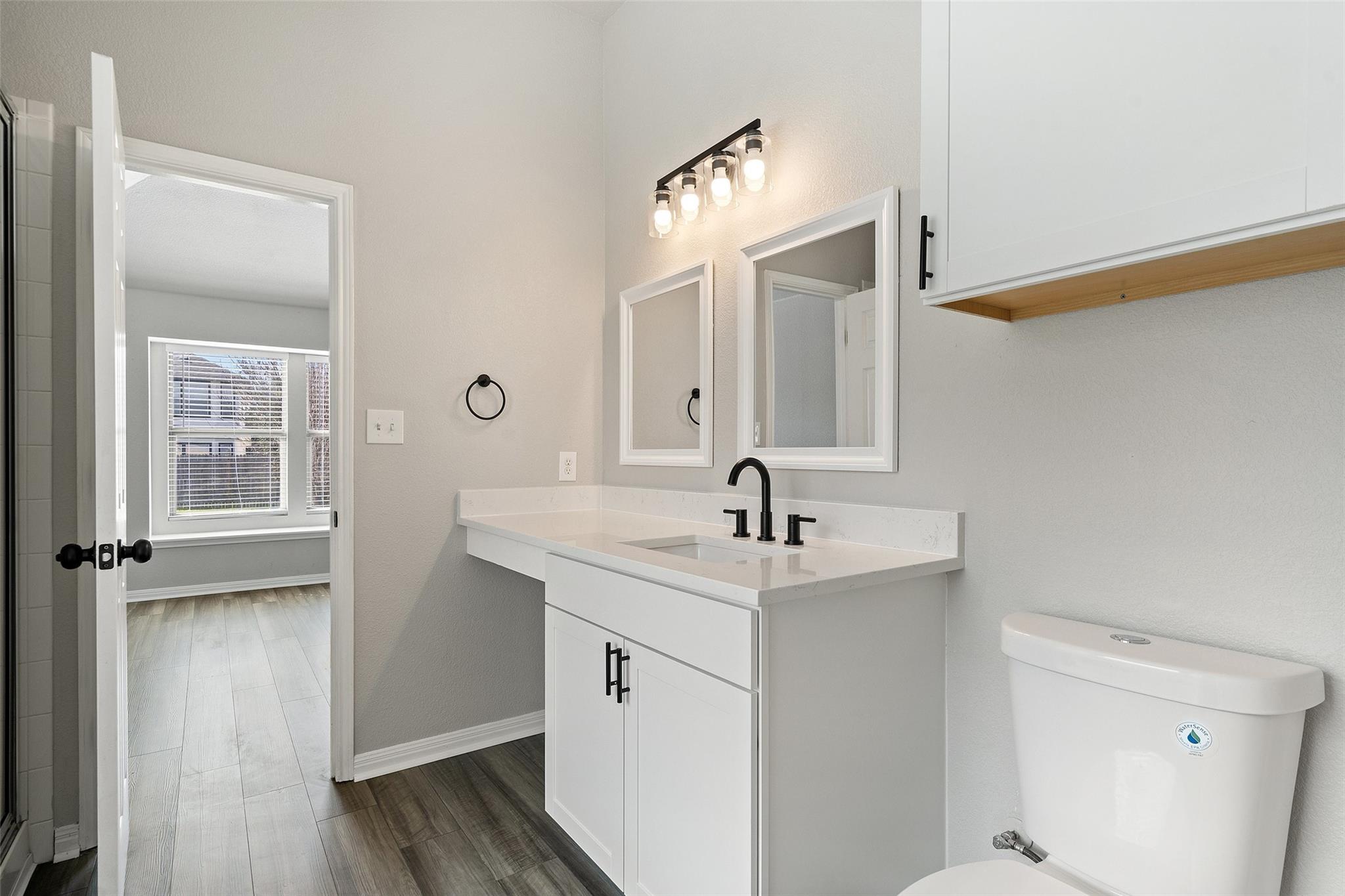 15301 Lucian St Property Photo 14