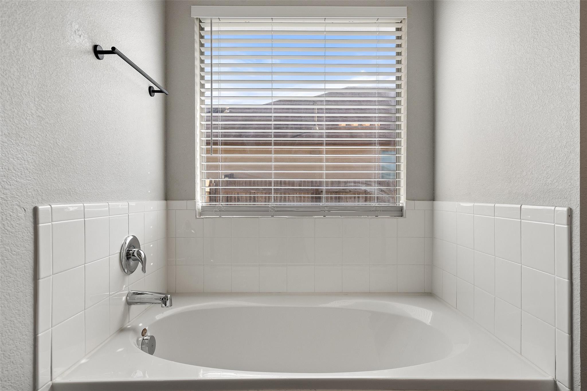 15301 Lucian St Property Photo 15