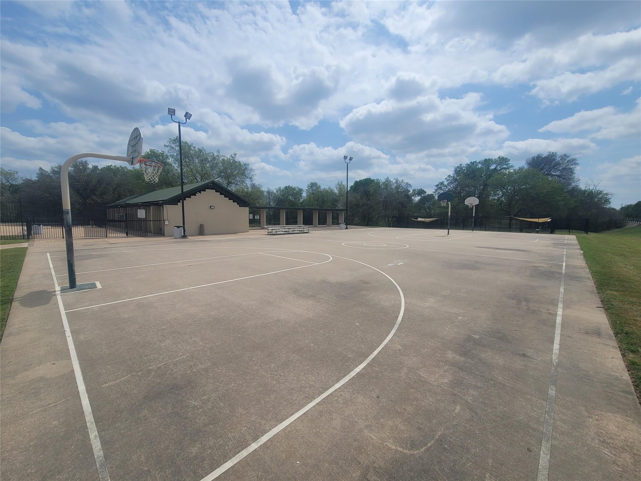 15301 Lucian St Property Photo 28
