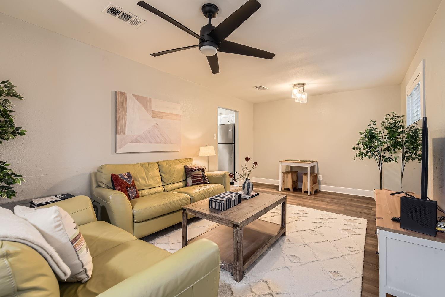 6108 Calmar Cv #b Property Photo 4