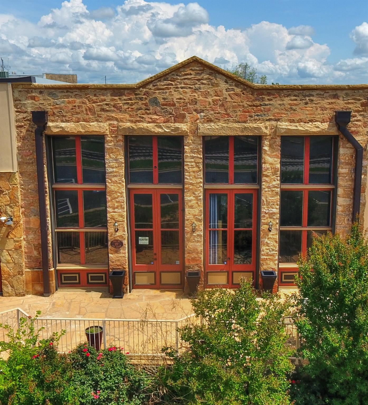 107 E Grayson St Property Photo 2