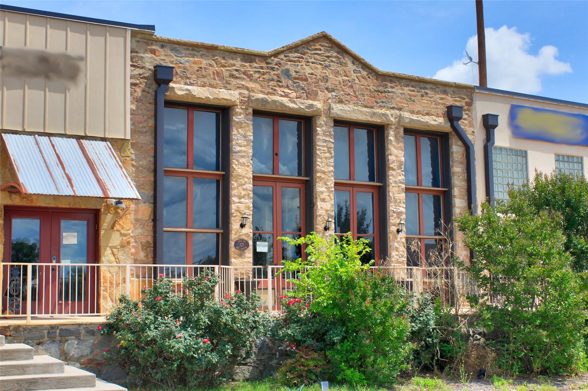 107 E Grayson St Property Photo 3