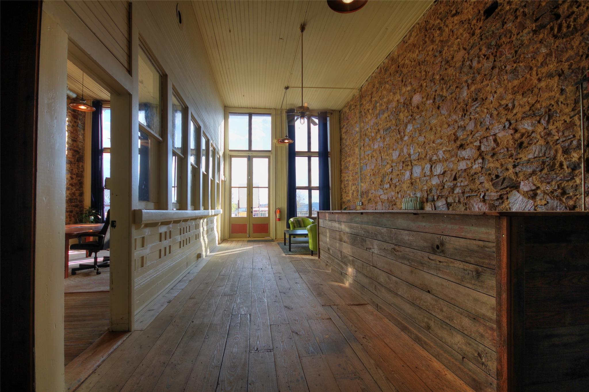 107 E Grayson St Property Photo 4