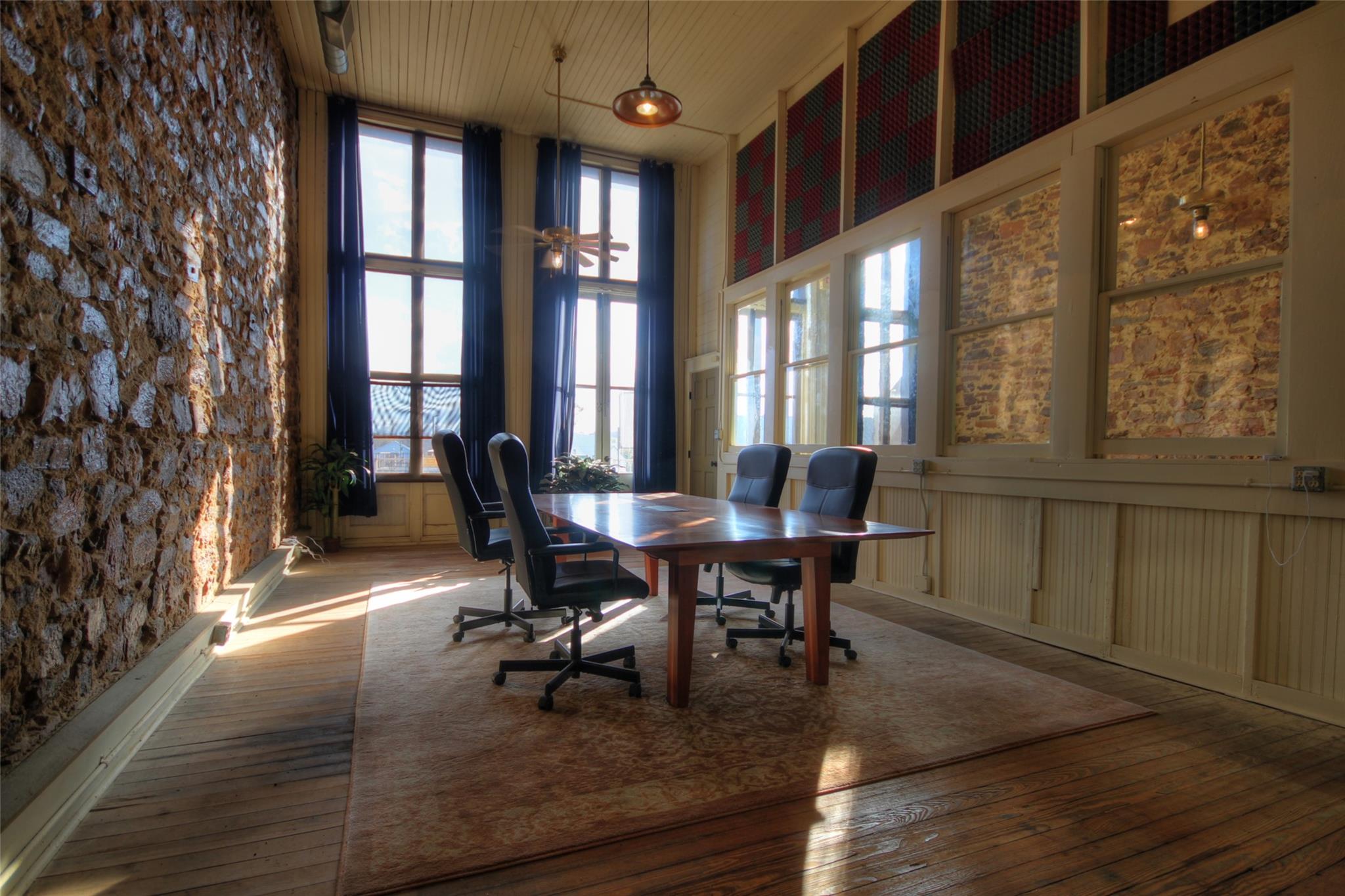 107 E Grayson St Property Photo 6