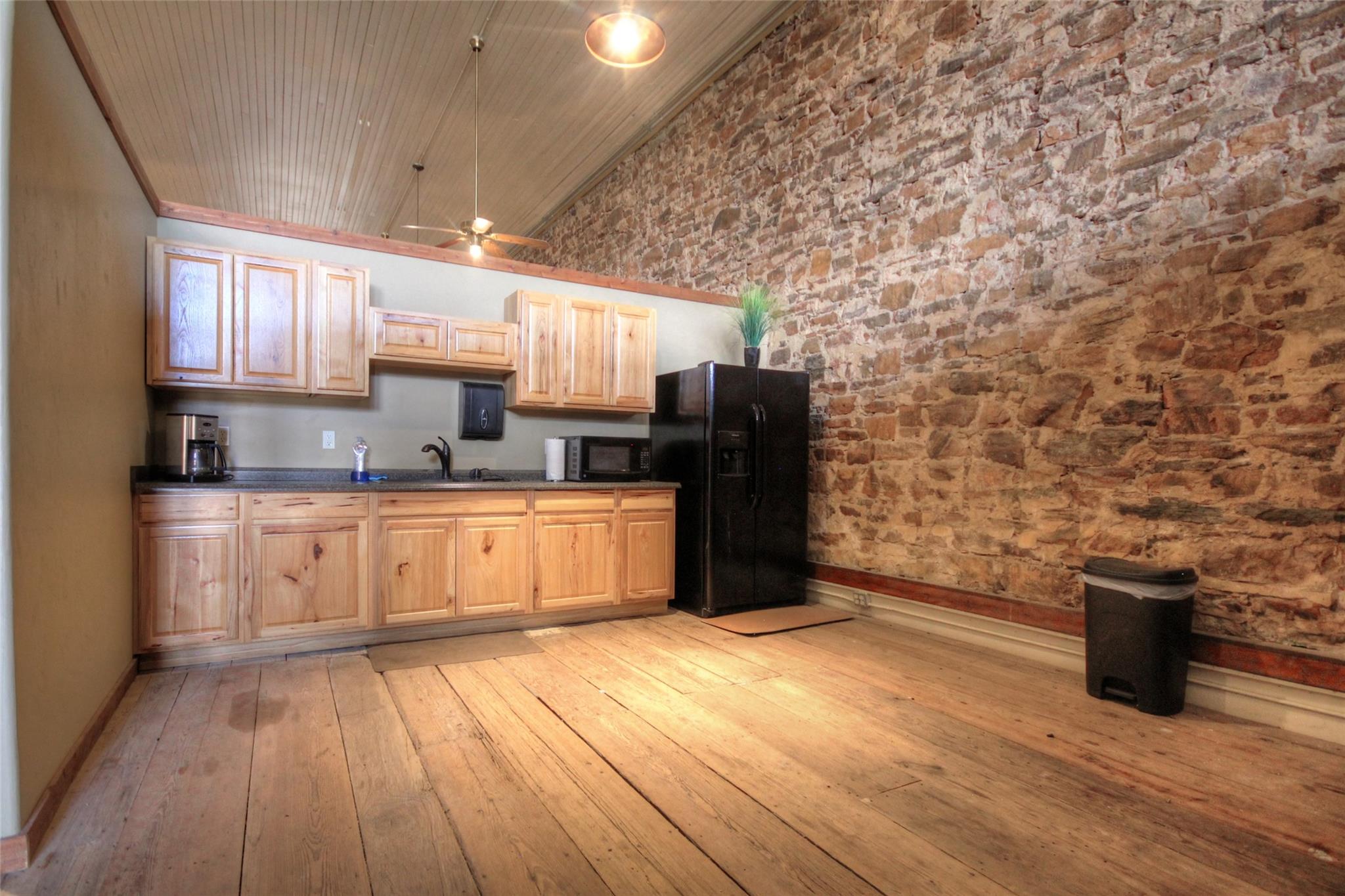 107 E Grayson St Property Photo 14