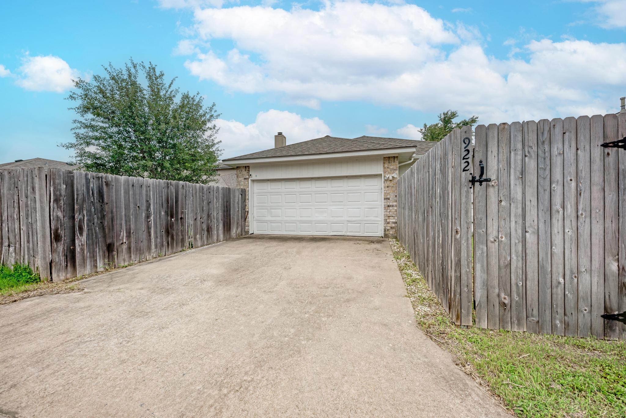 922 Thackeray Ln Property Photo 1