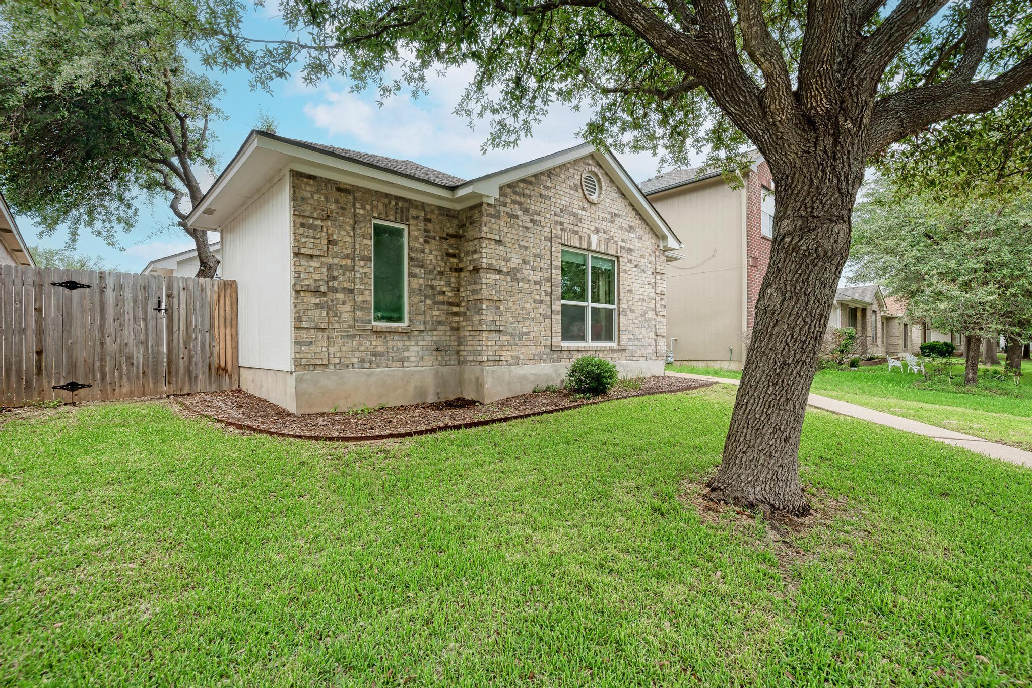 922 Thackeray Ln Property Photo 3