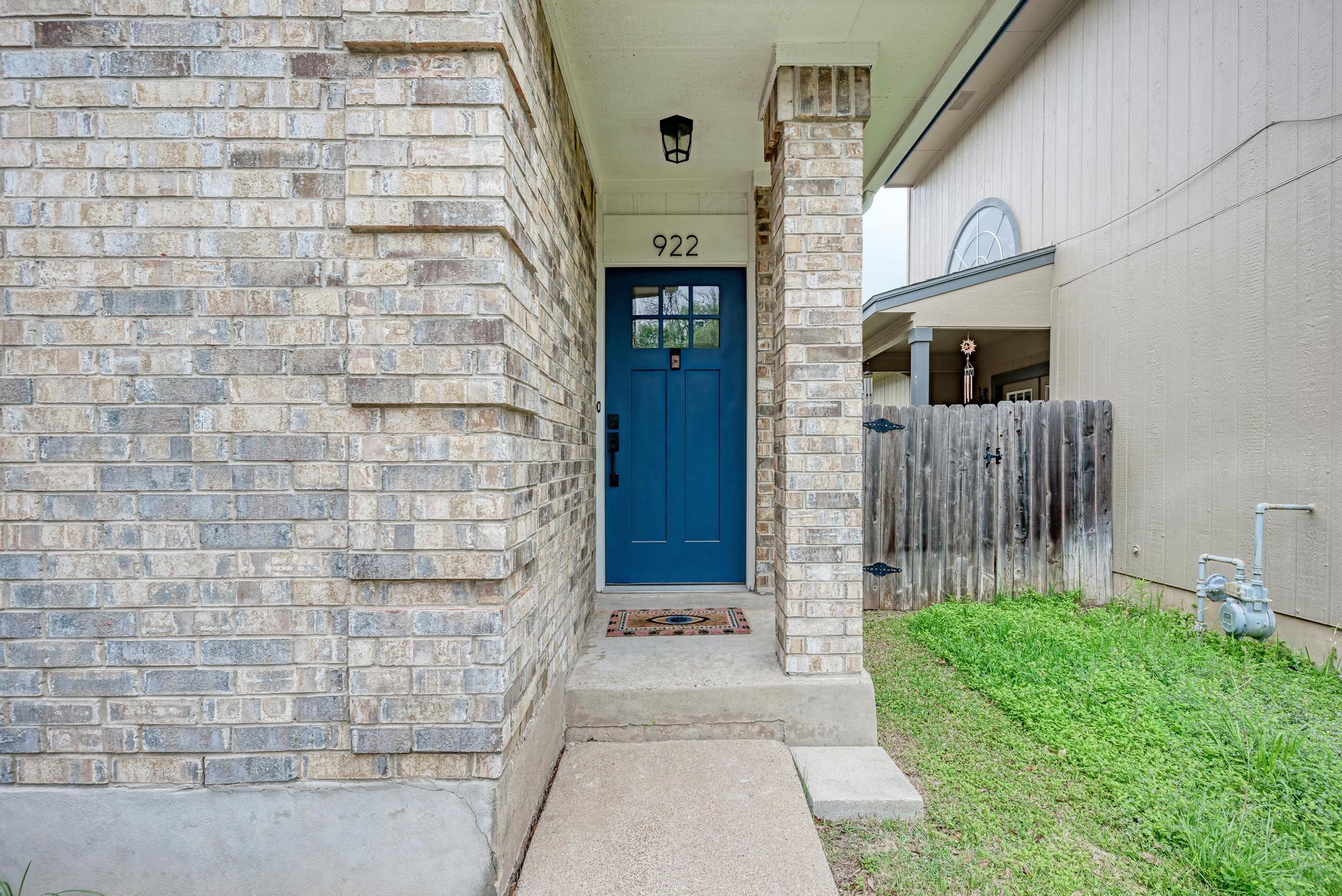 922 Thackeray Ln Property Photo 4