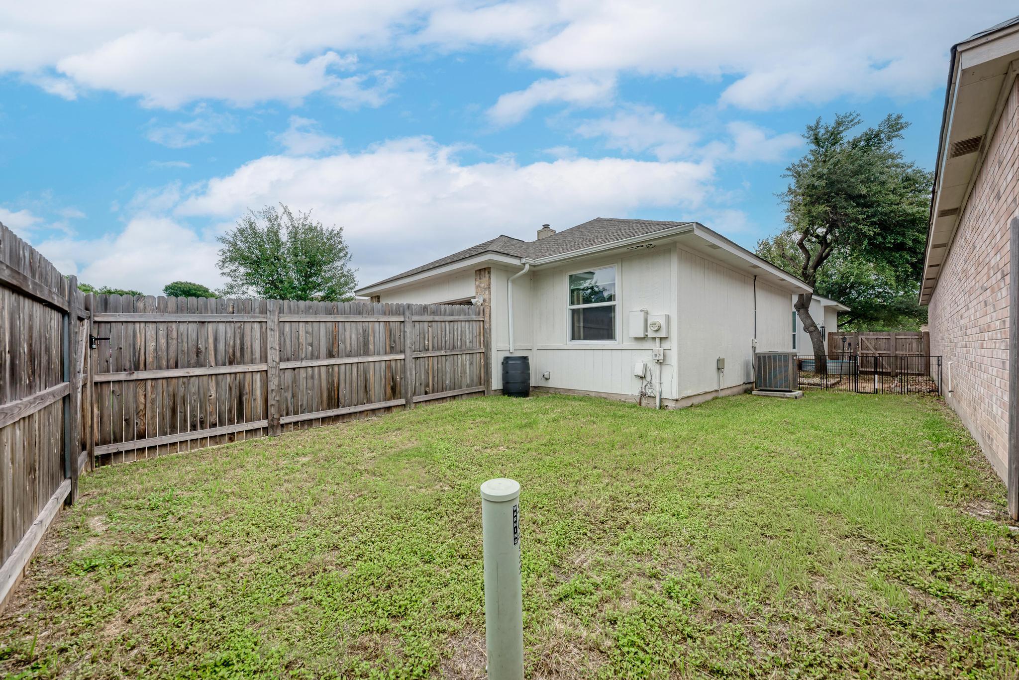 922 Thackeray Ln Property Photo 32