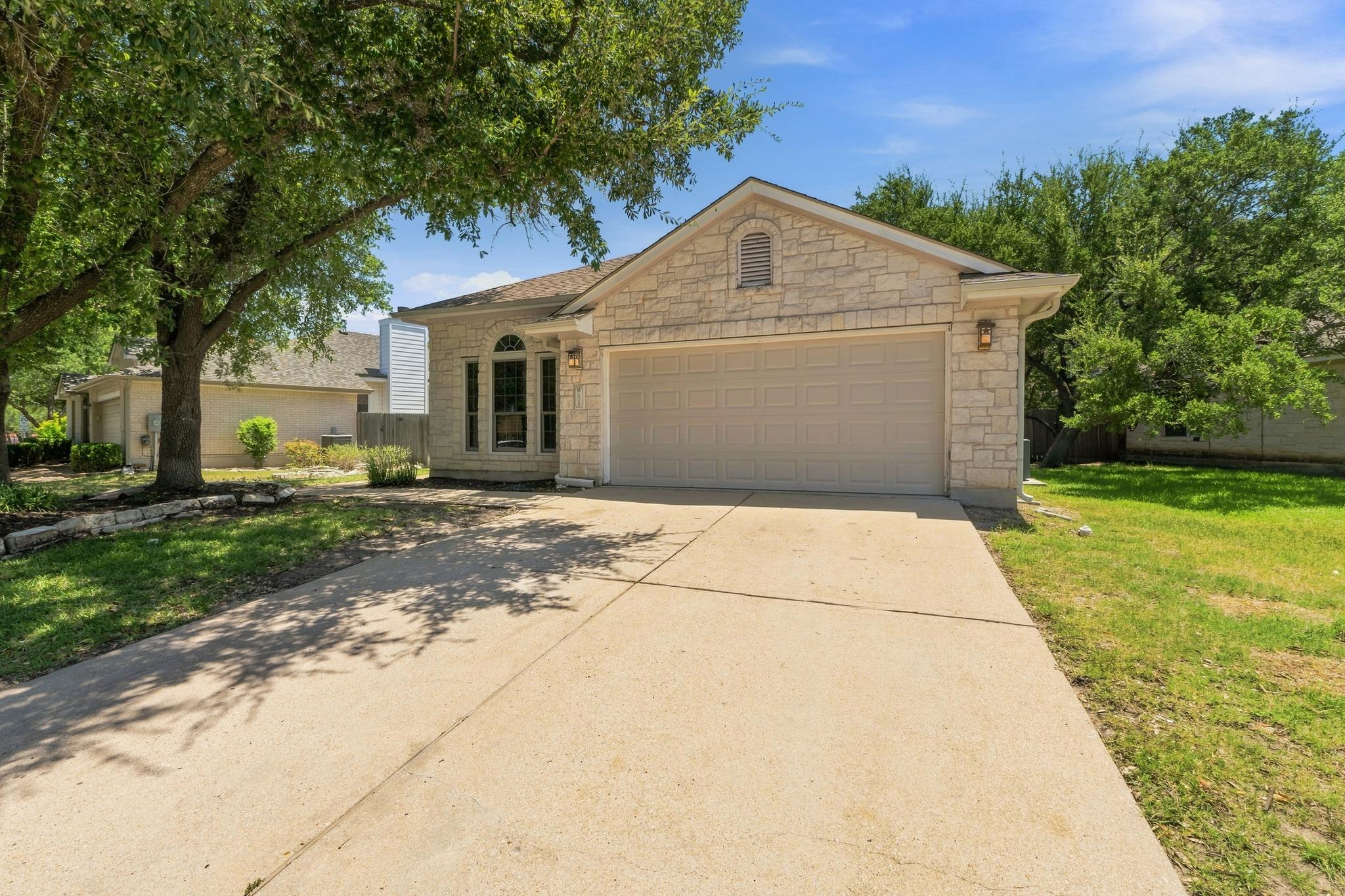 1310 Brighton Bend Ln Property Photo 2