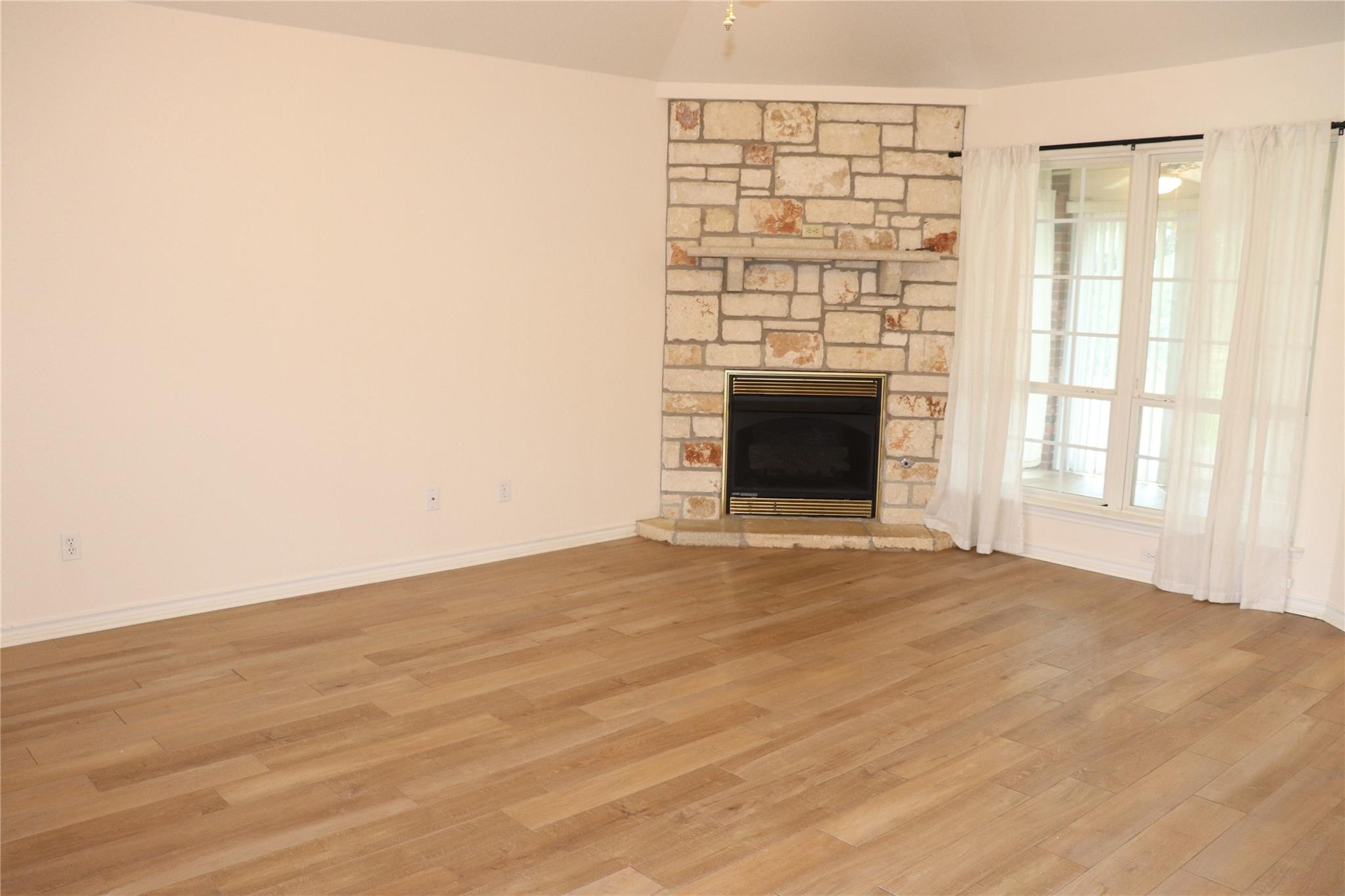 211 Fox Xing Property Photo 3