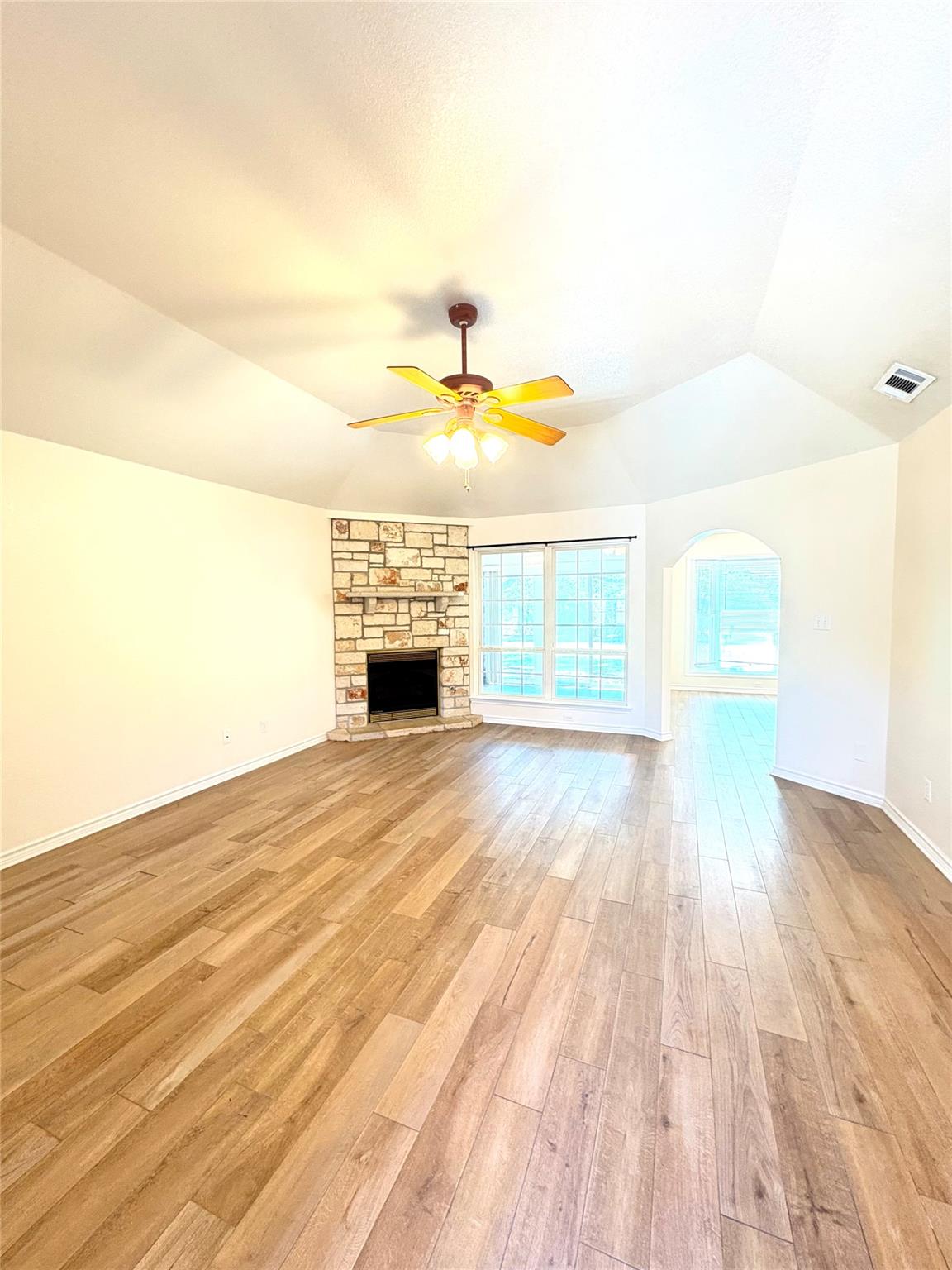 211 Fox Xing Property Photo 4