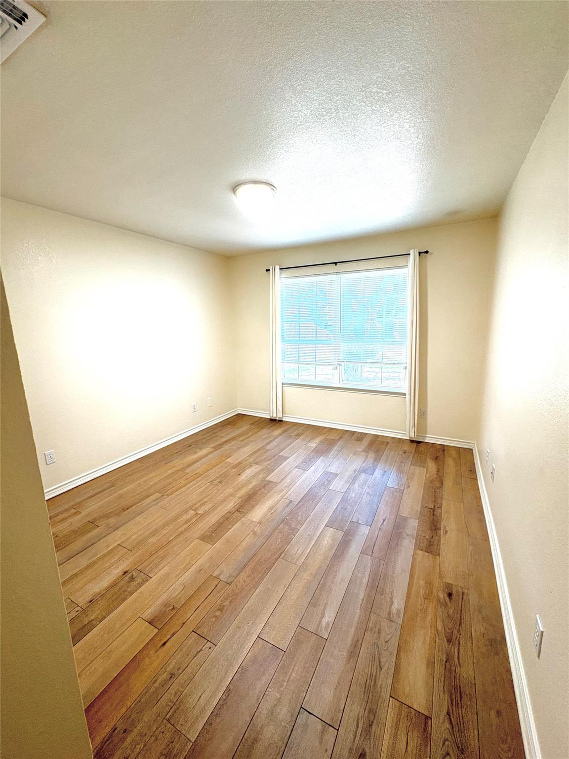 211 Fox Xing Property Photo 5
