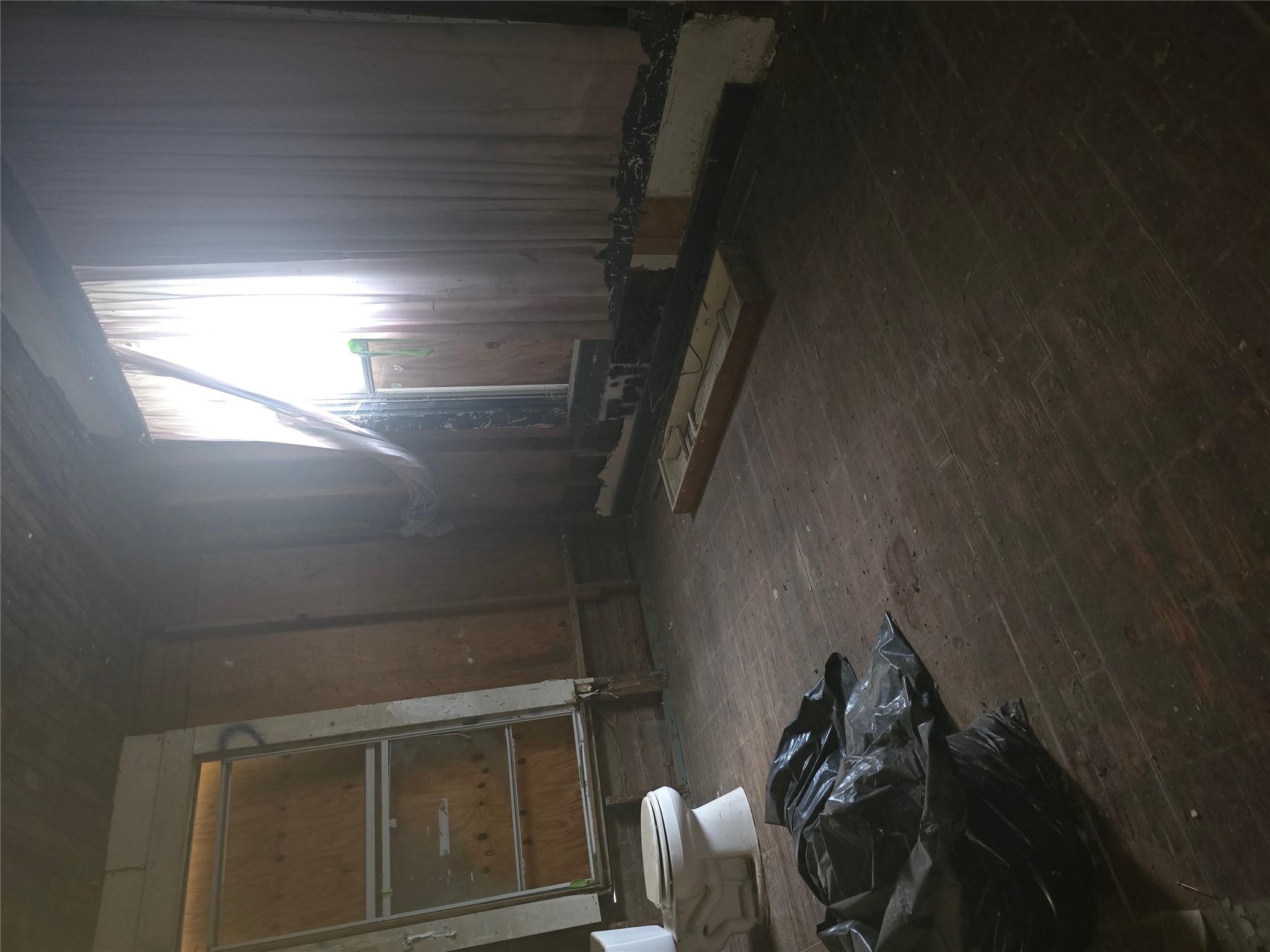 901 W 5th St Property Photo 5