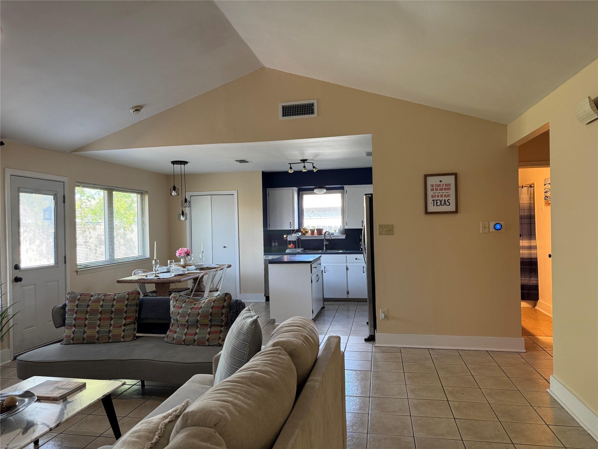 102 Skyloop Dr Property Photo 3