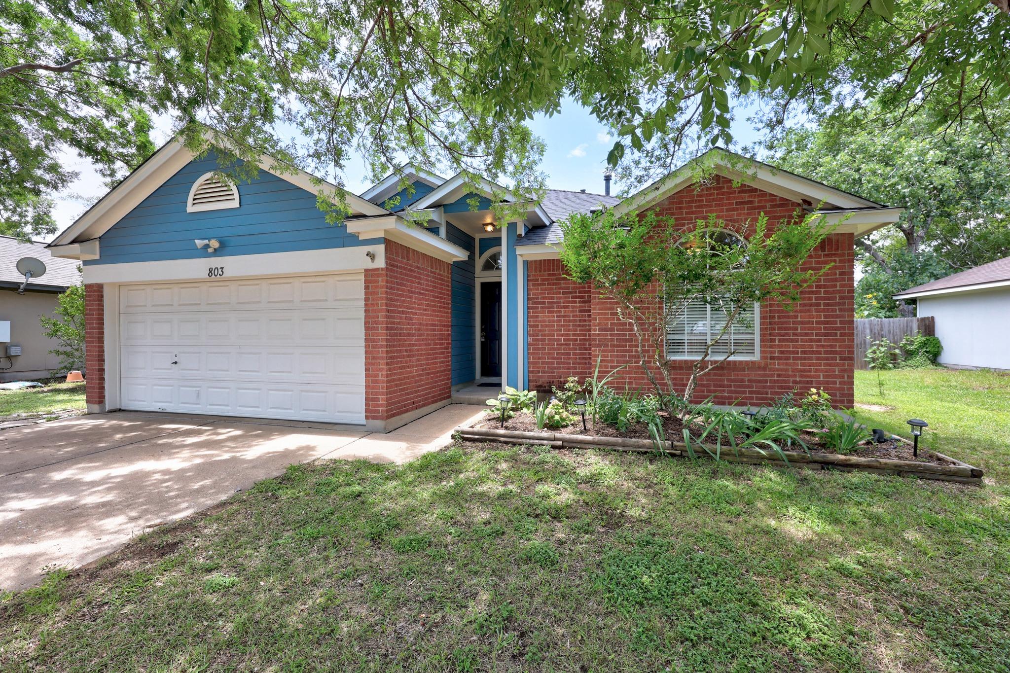 803 Sparkling Brook Ln Property Photo 1