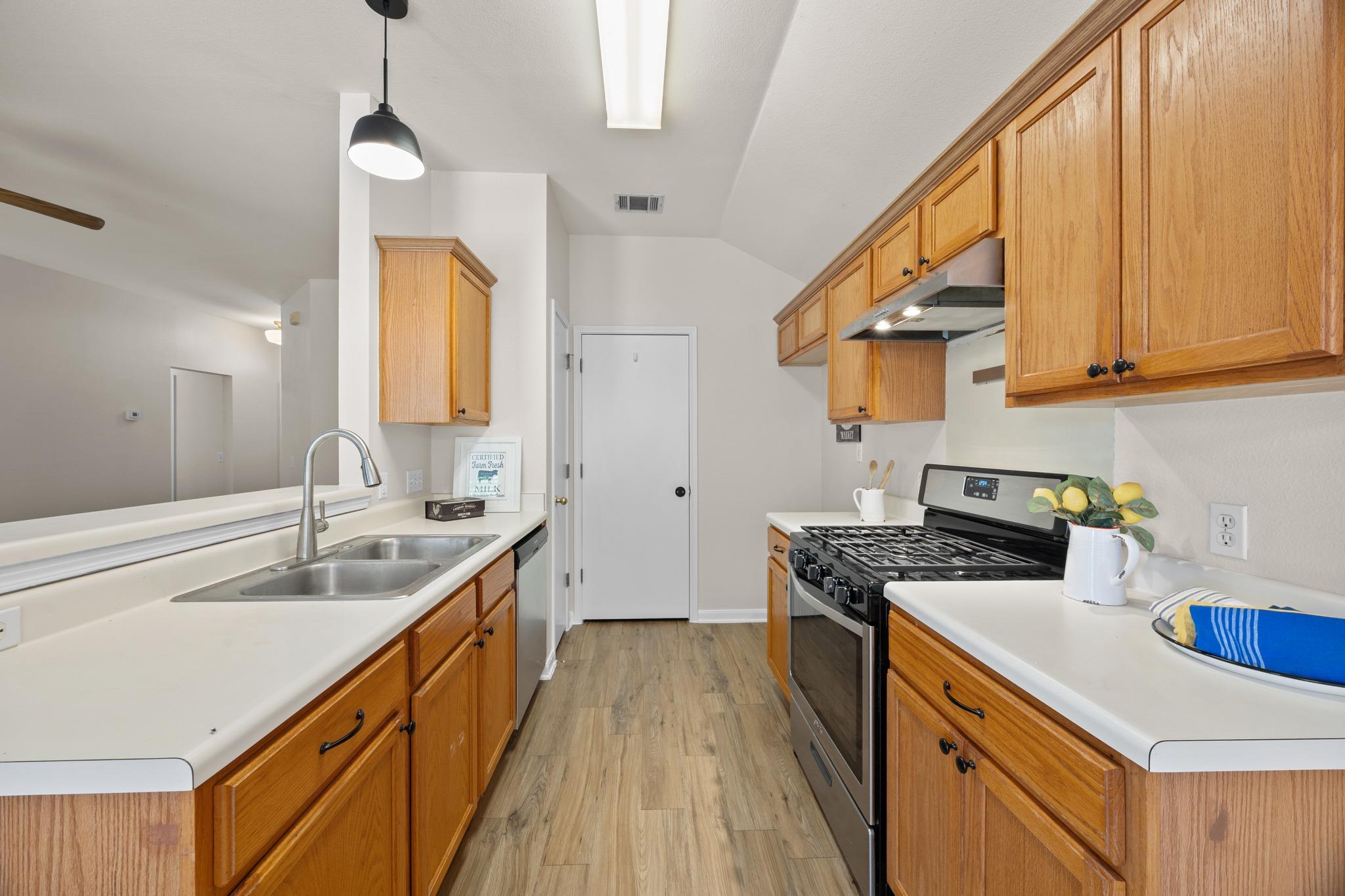 803 Sparkling Brook Ln Property Photo 7