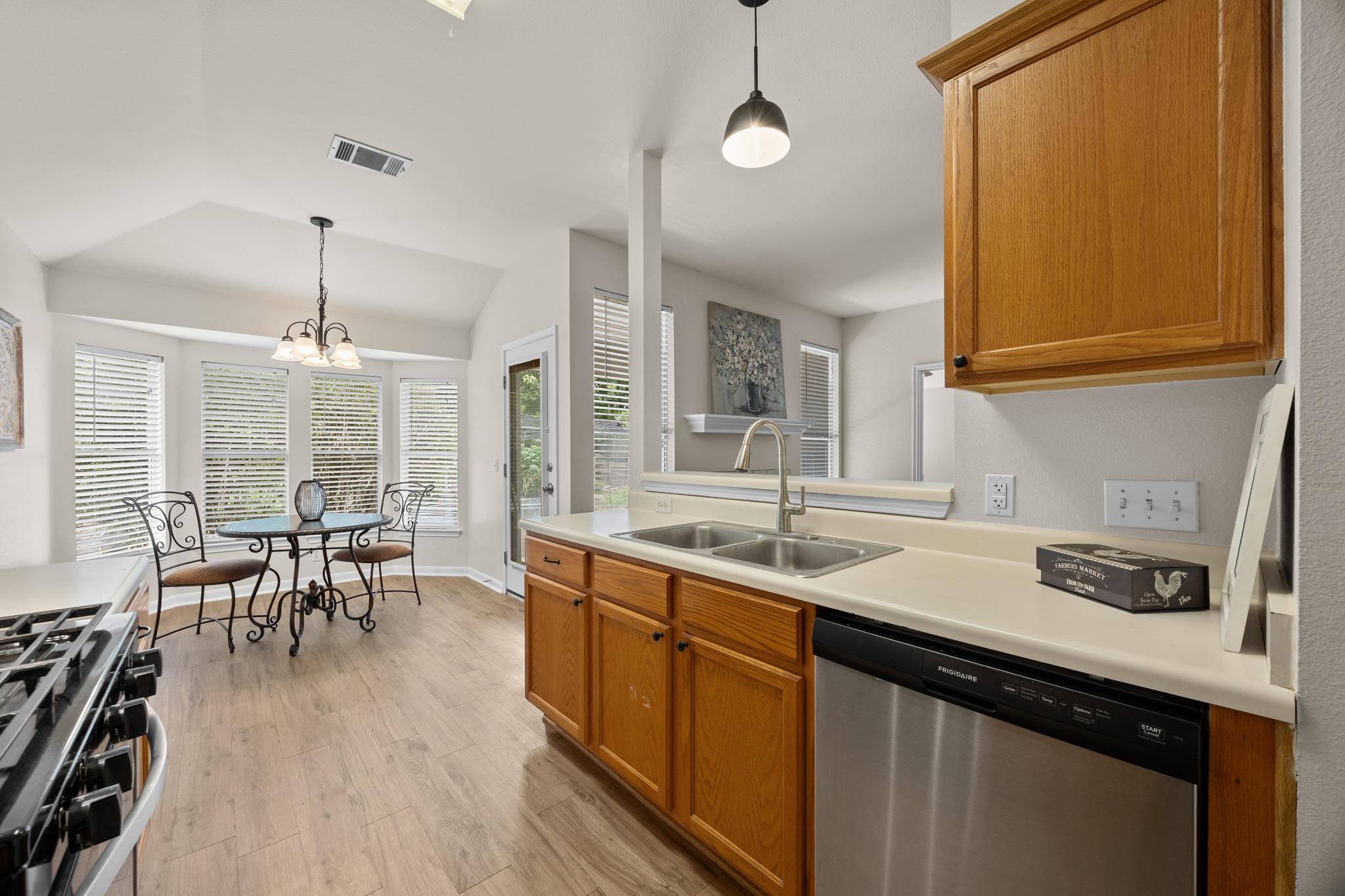 803 Sparkling Brook Ln Property Photo 8