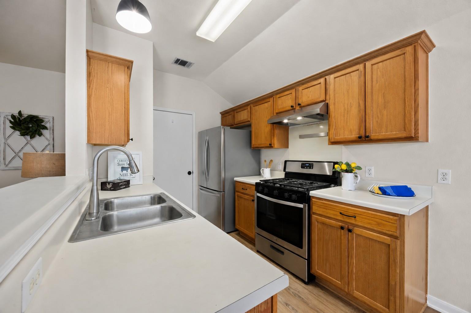 803 Sparkling Brook Ln Property Photo 10