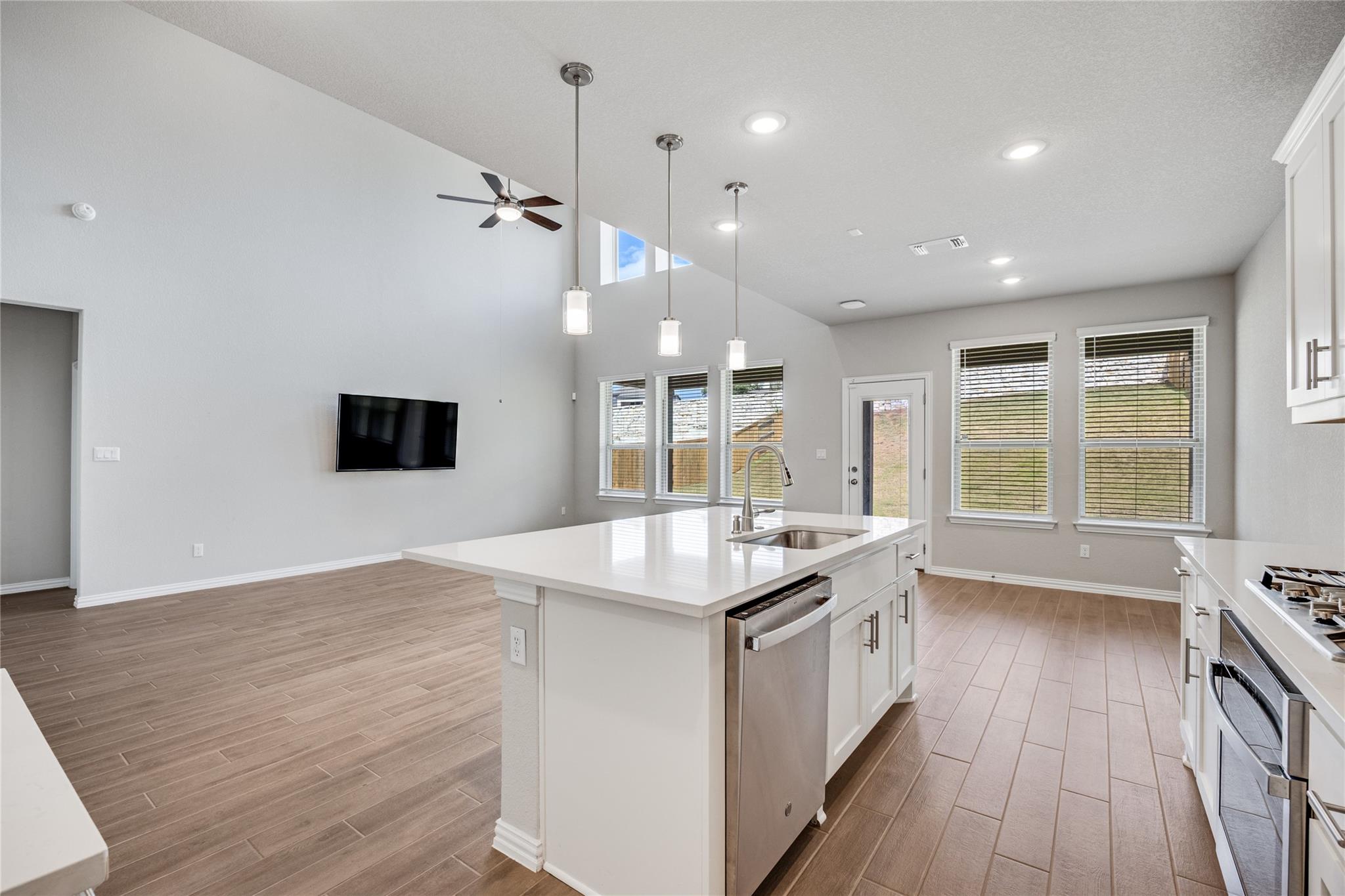 1009 Calendula Trl Property Photo 12