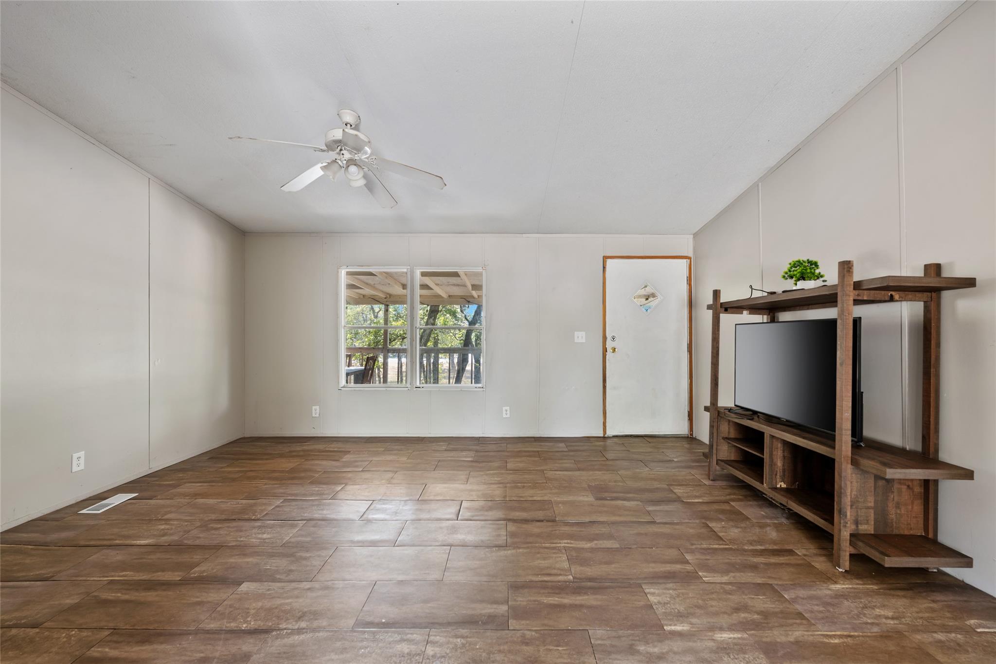 162 Jeffrey Dr Property Photo 3