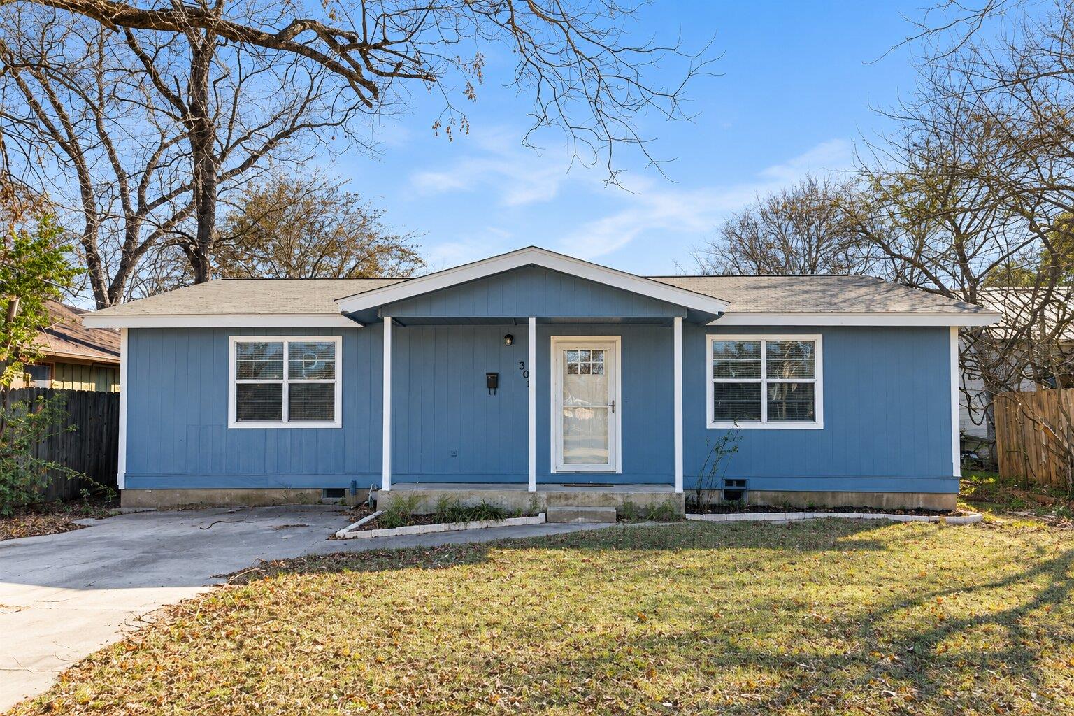 303 E Austin Ave Property Photo 1