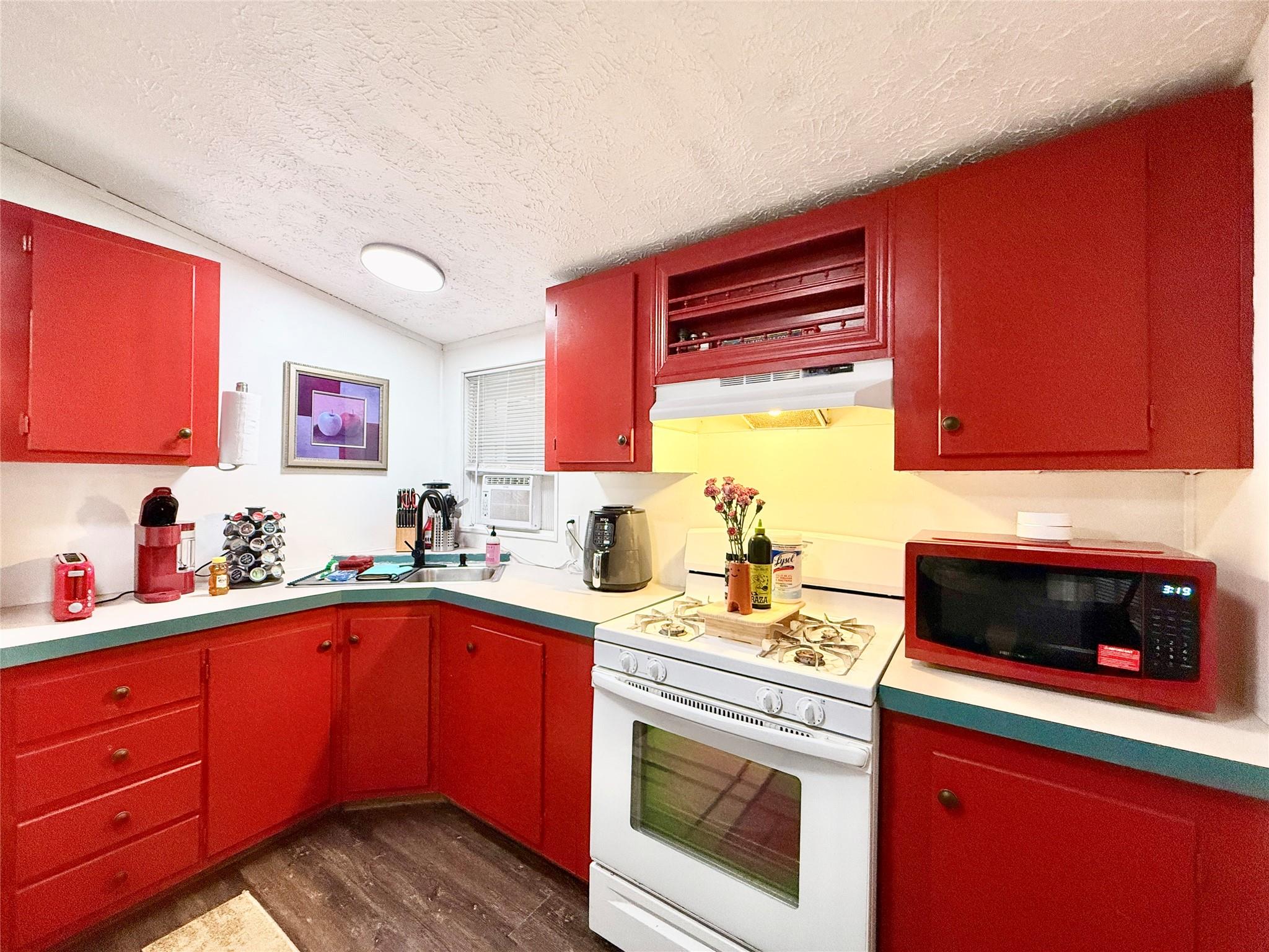 2015 Holly St Property Photo 6