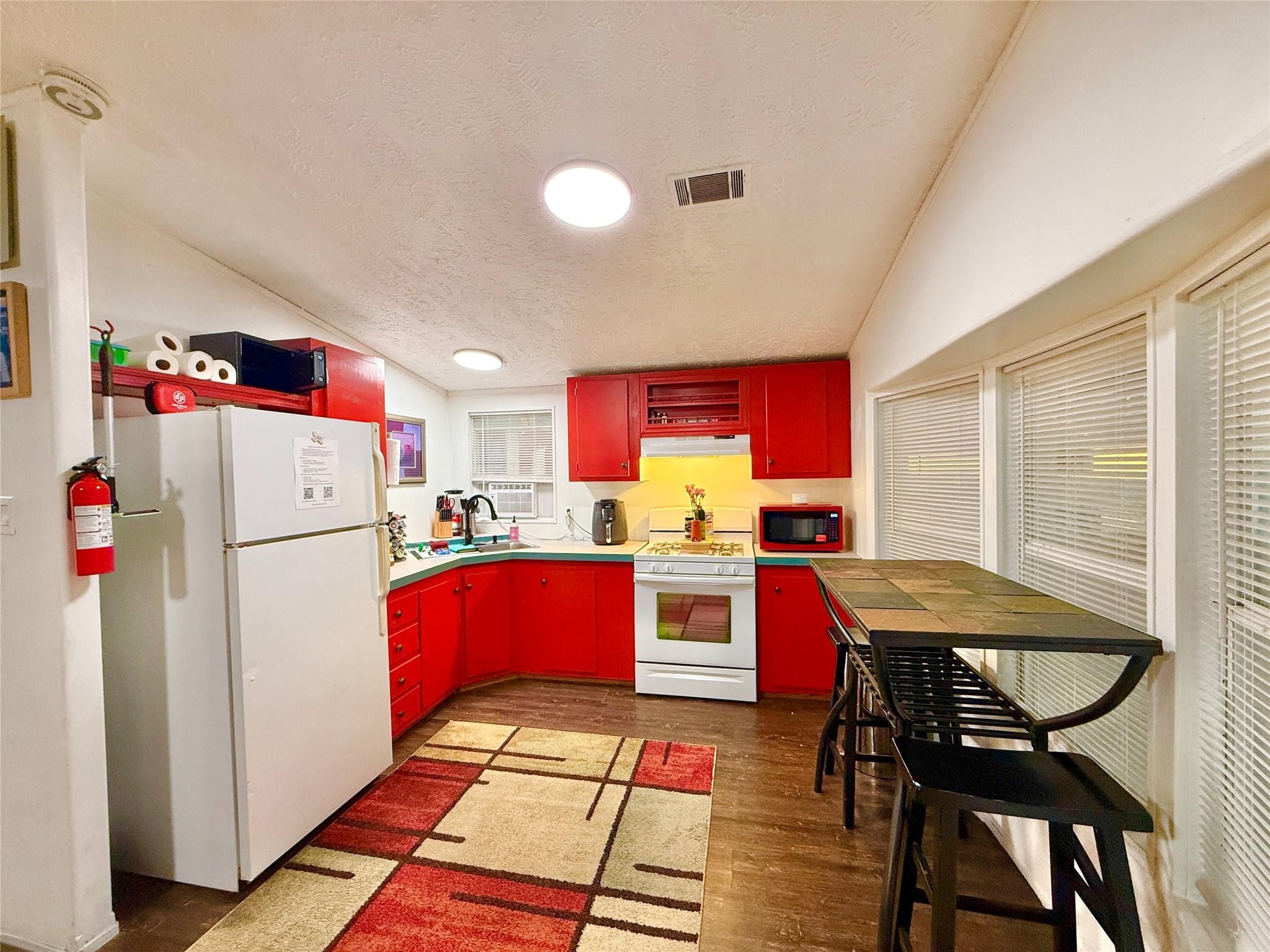 2015 Holly St Property Photo 7