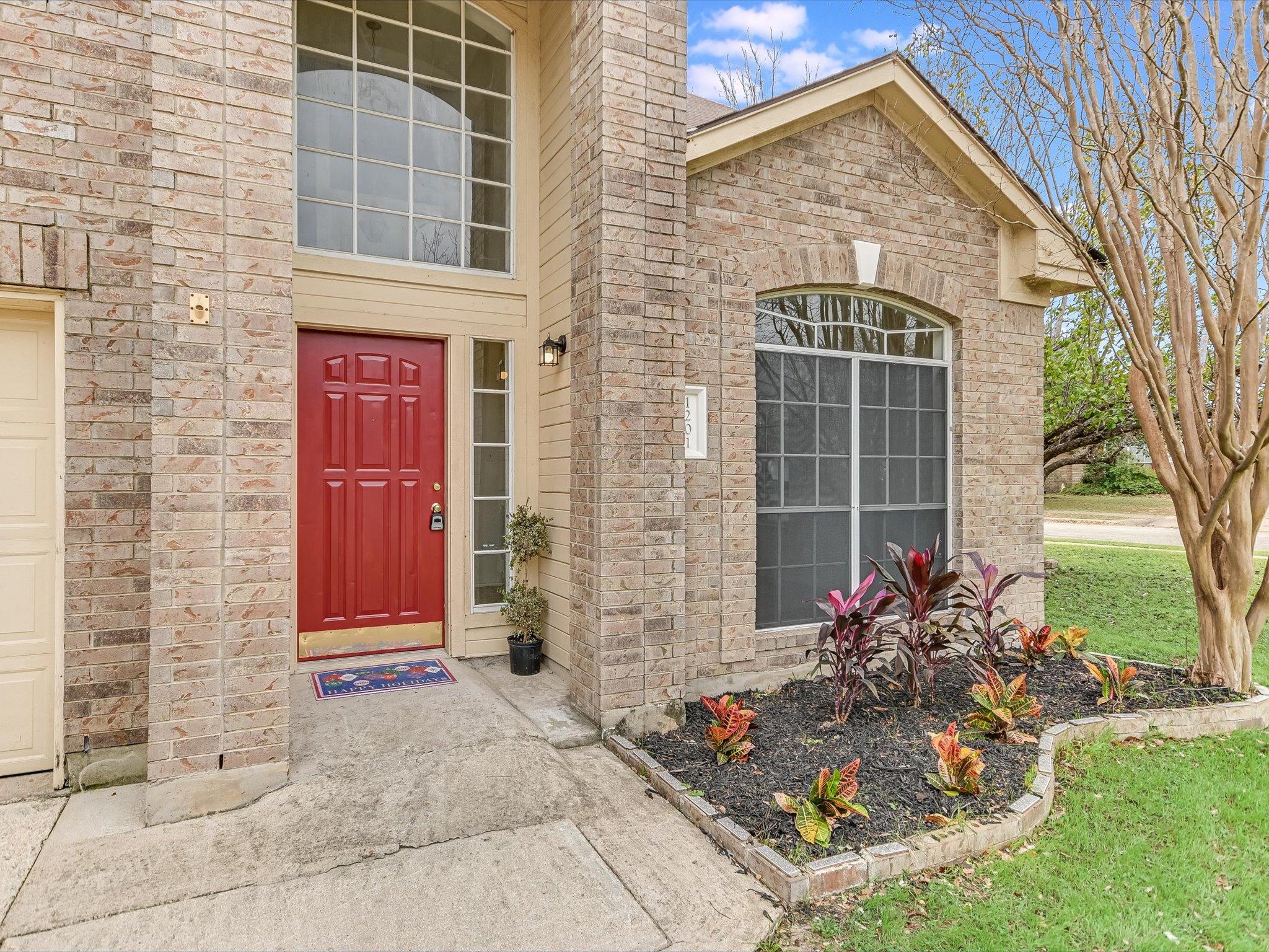 1201 Marigold Way Property Photo 3