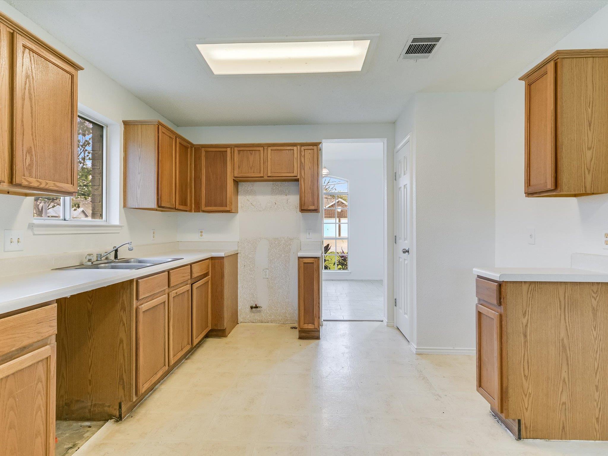 1201 Marigold Way Property Photo 7