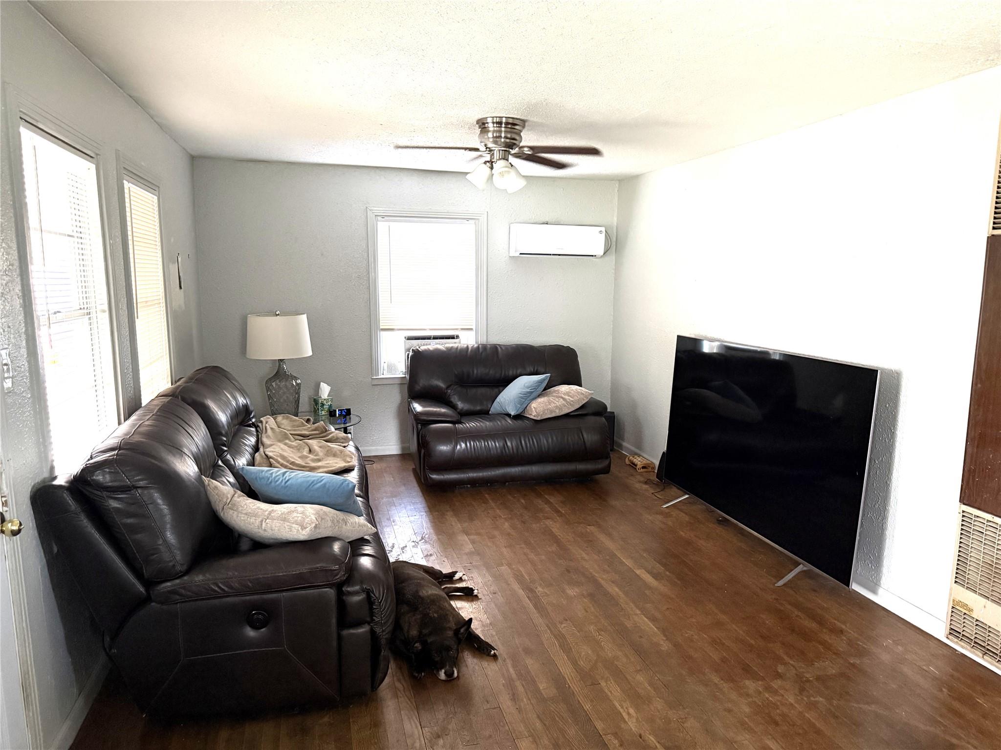 621 S Commerce St Property Photo 2