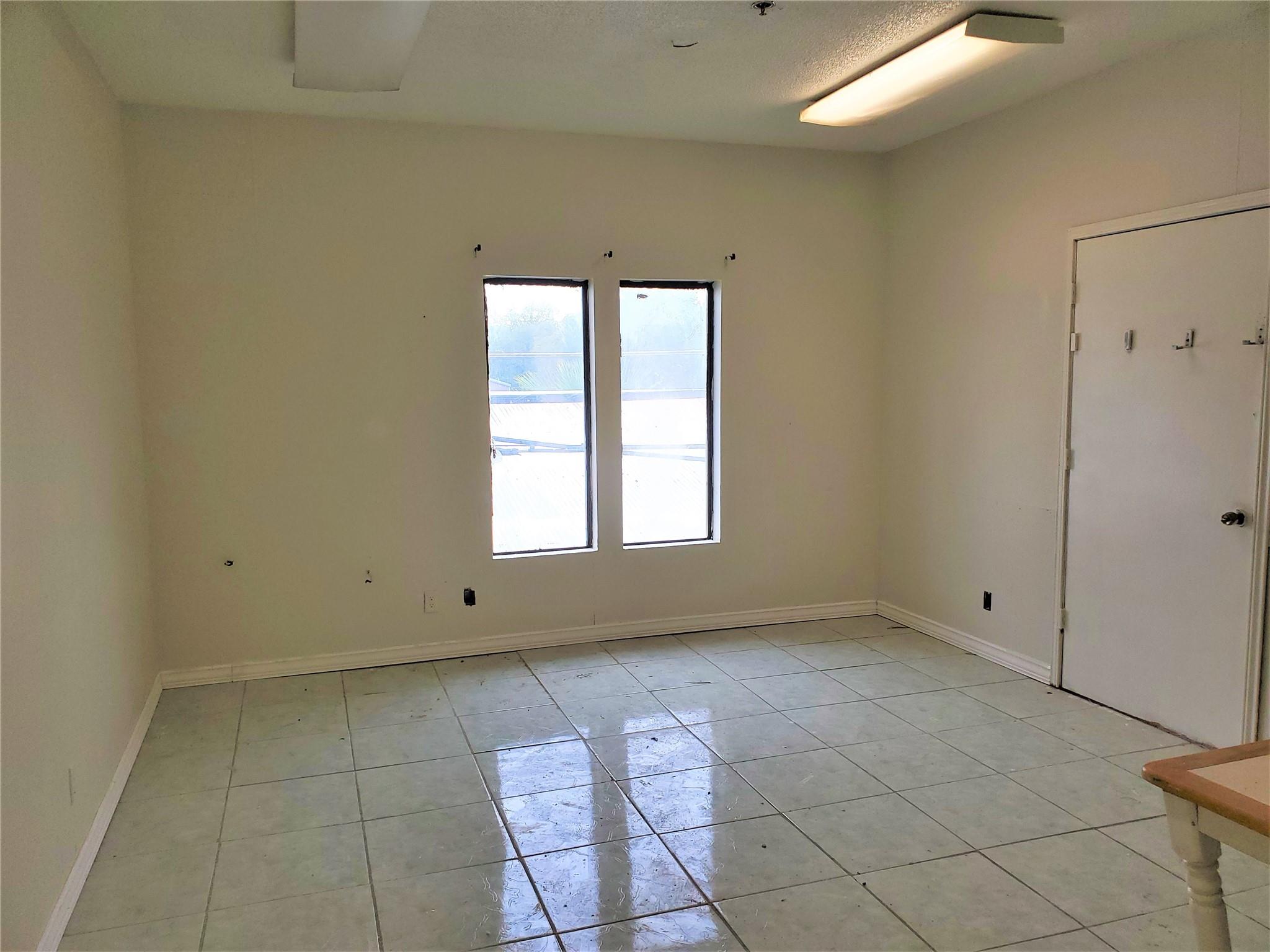 611 Carpenter Ave #105 Property Photo 6