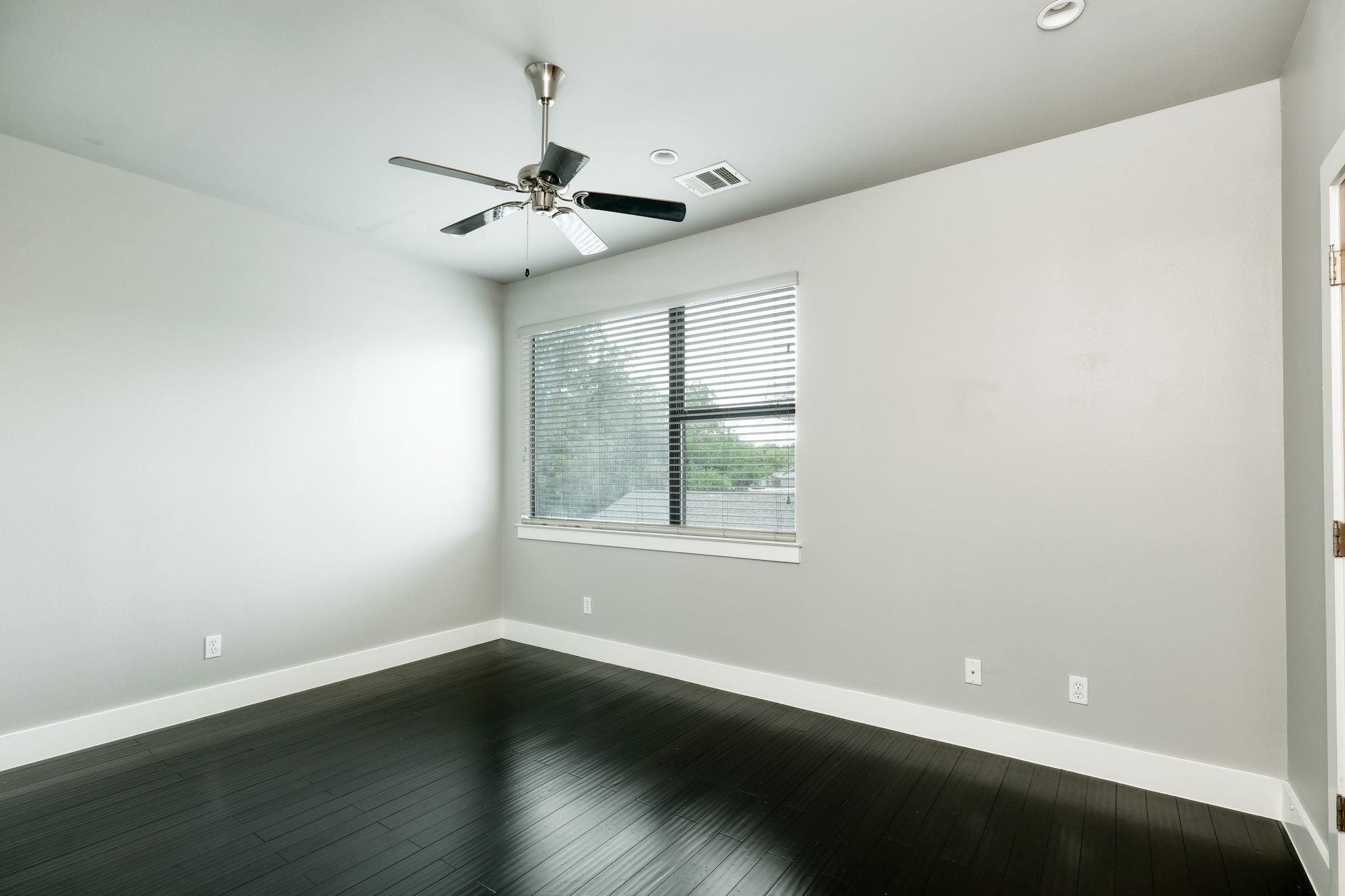 3000 Speedway St #e Property Photo 8