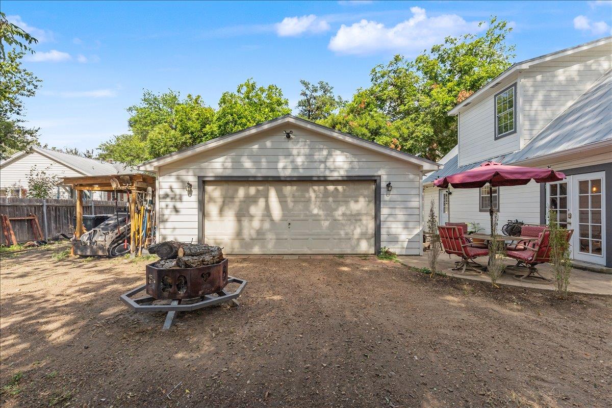904 Spring St Property Photo 5