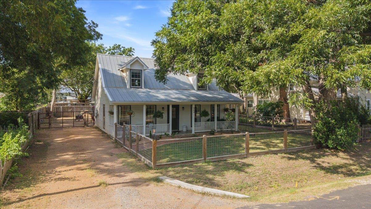 904 Spring St Property Photo 6