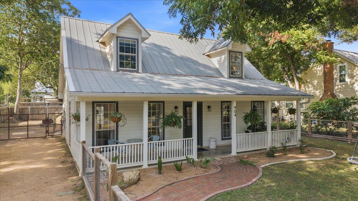 904 Spring St Property Photo 8