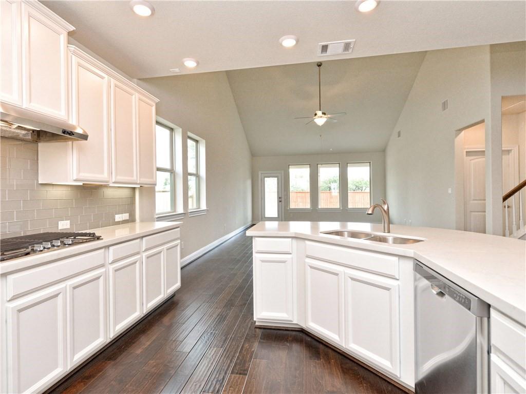 15716 Cinca Terra Dr Property Photo 3