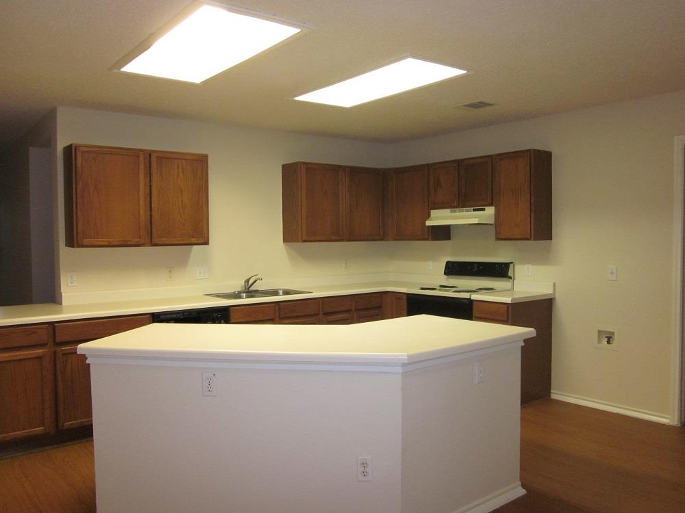 1102 Comfort St Property Photo 3